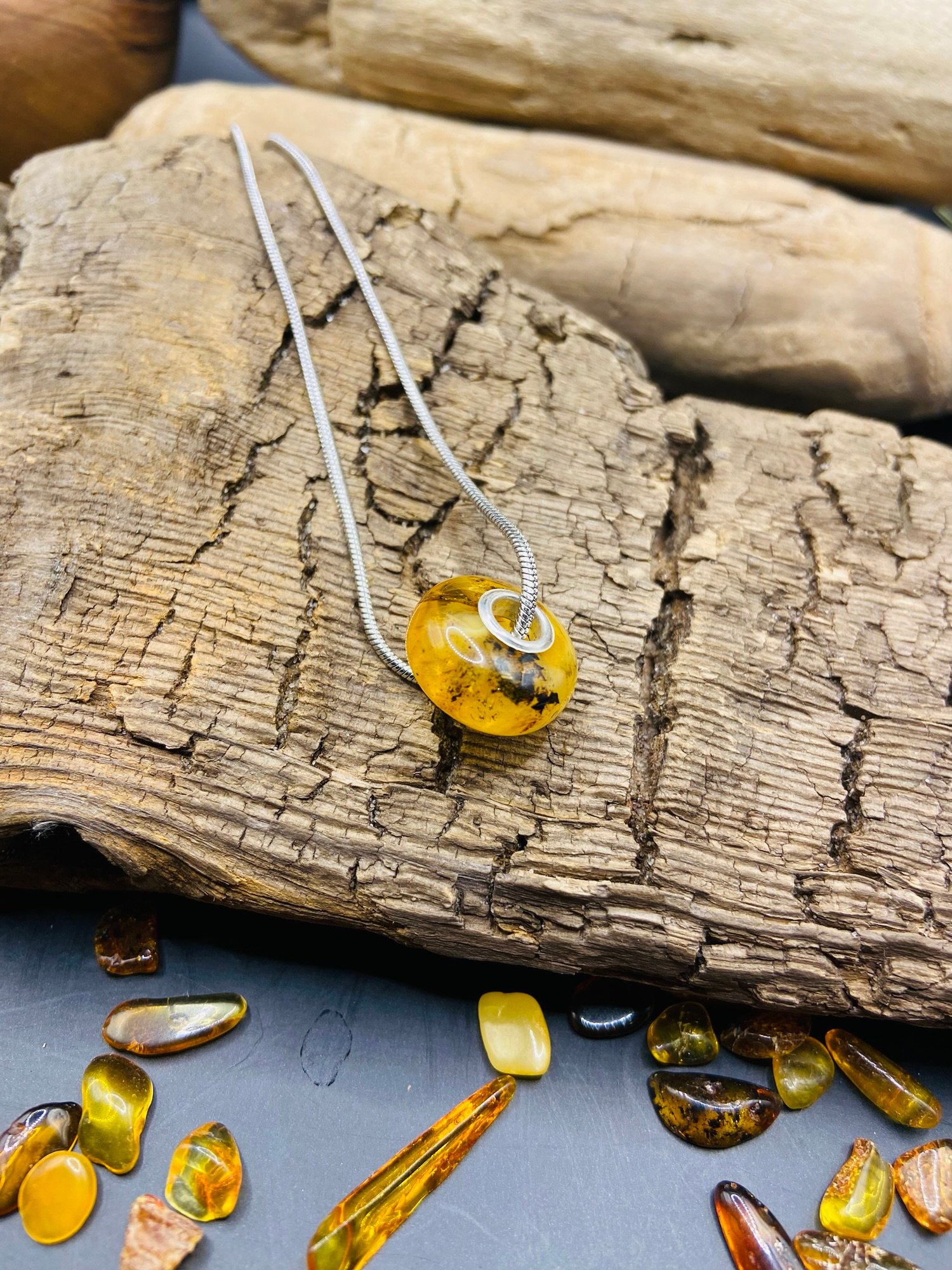 img_3657.jpg Izsmalcināti Pandora "charms" Dzintara kuloni ar sudrabu