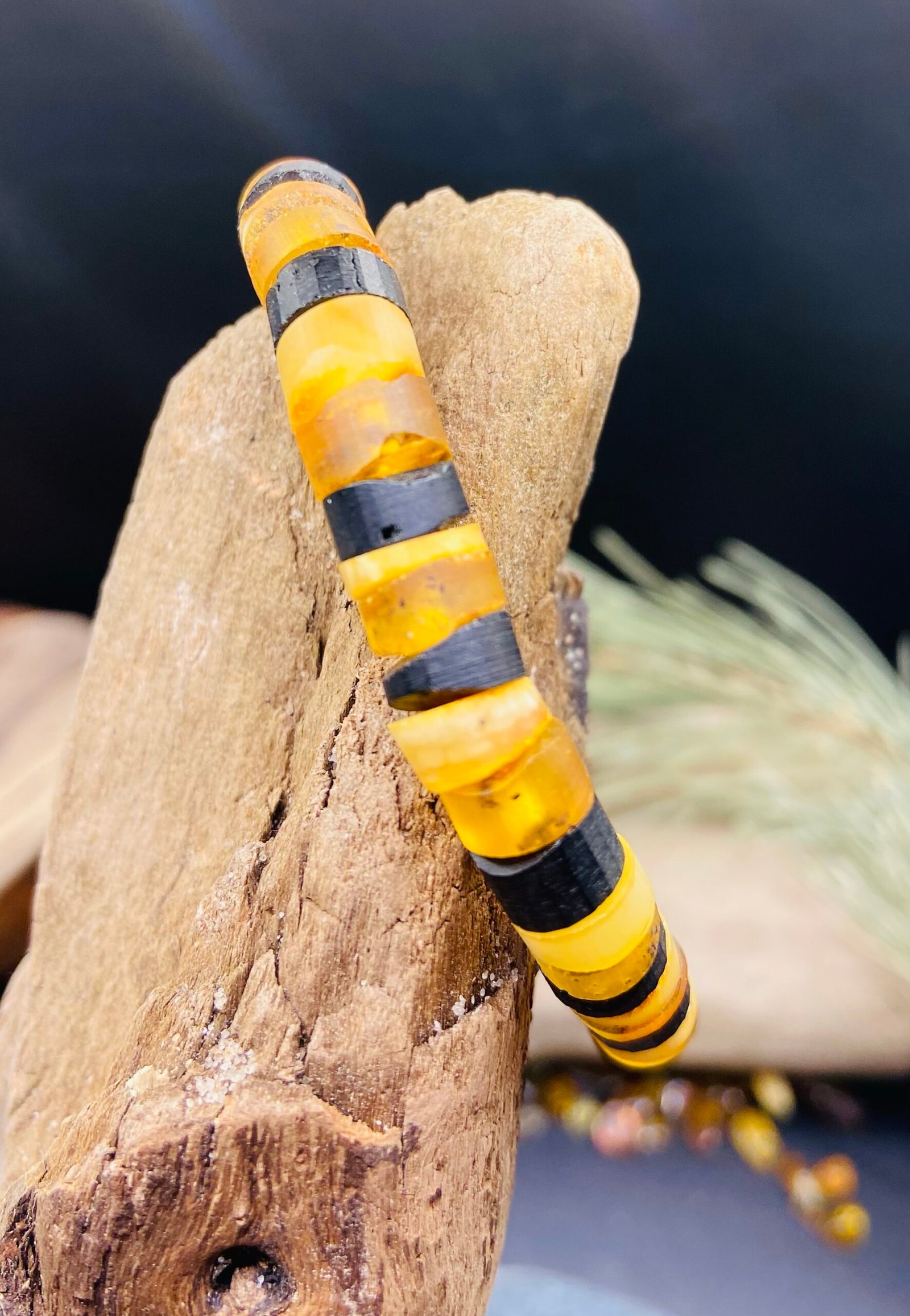 img_5450 Dzintara aproce ar īpašu odziņu - neregulāras un unikālas pērlītes