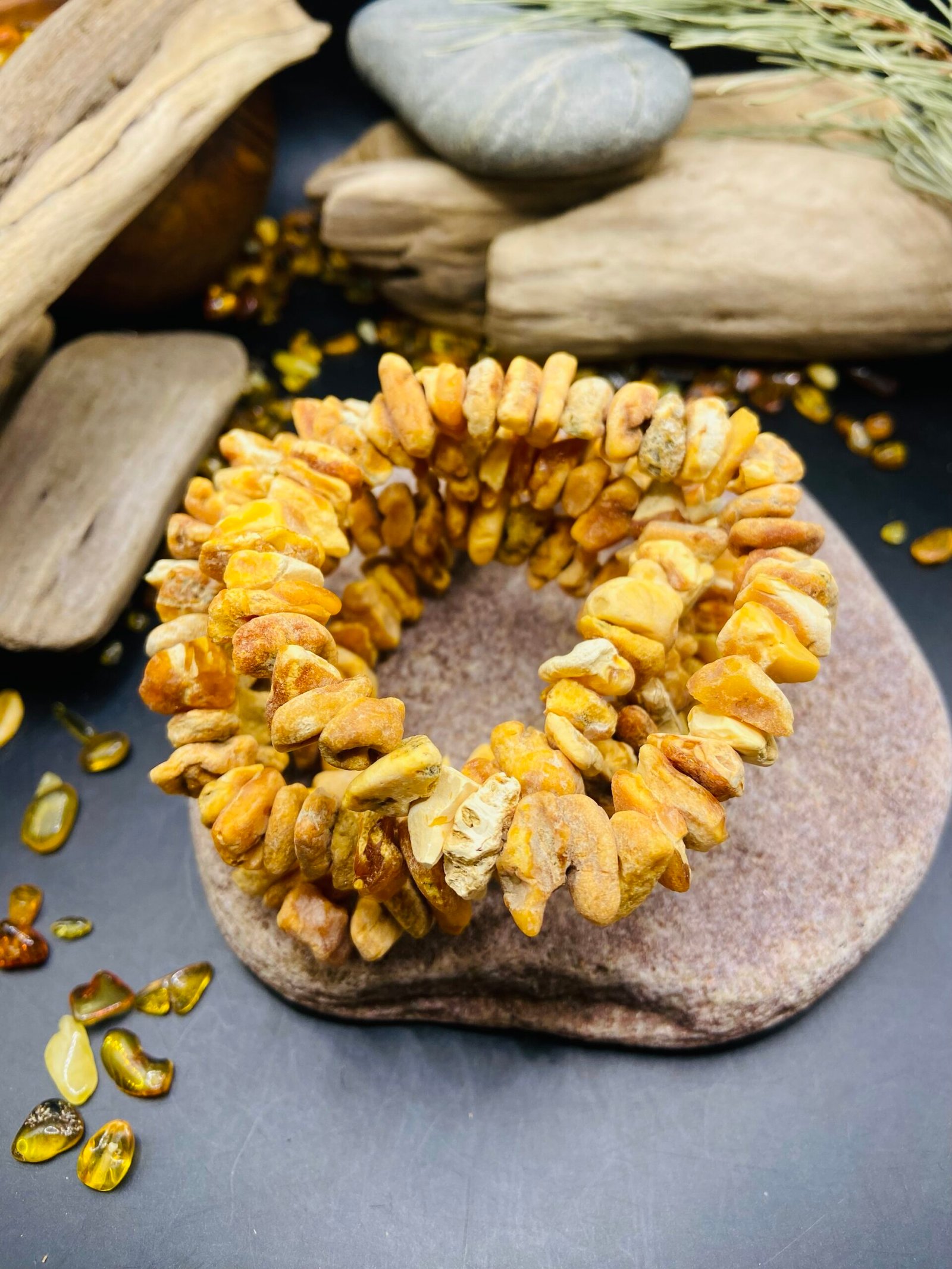 img_5473 Unikāla Baltā Dzintara šķelto gabalu aproce