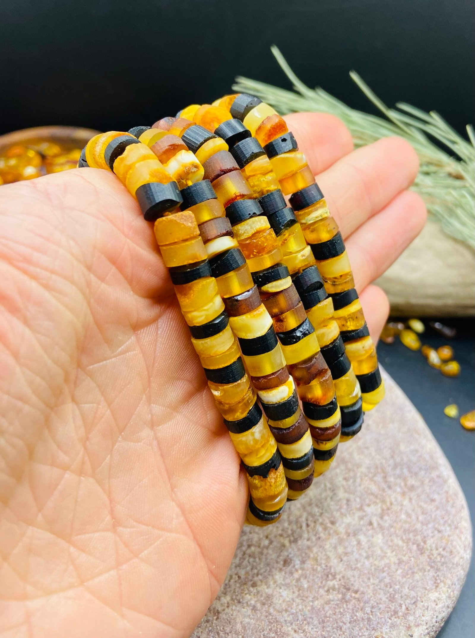 img_5480 Dzintara aproce ar īpašu odziņu - neregulāras un unikālas pērlītes