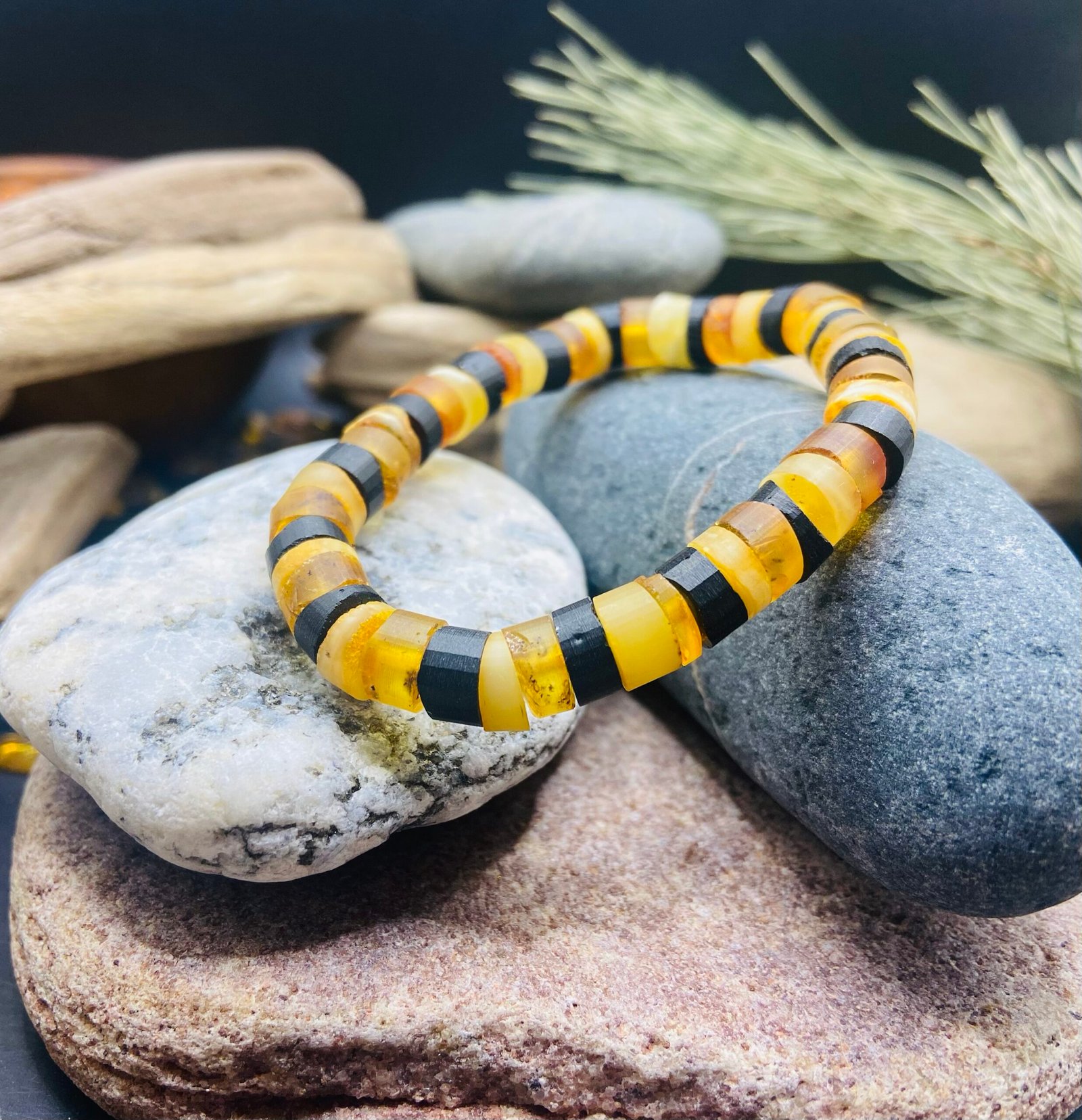 img_5514 Dzintara aproce ar īpašu odziņu - neregulāras un unikālas pērlītes