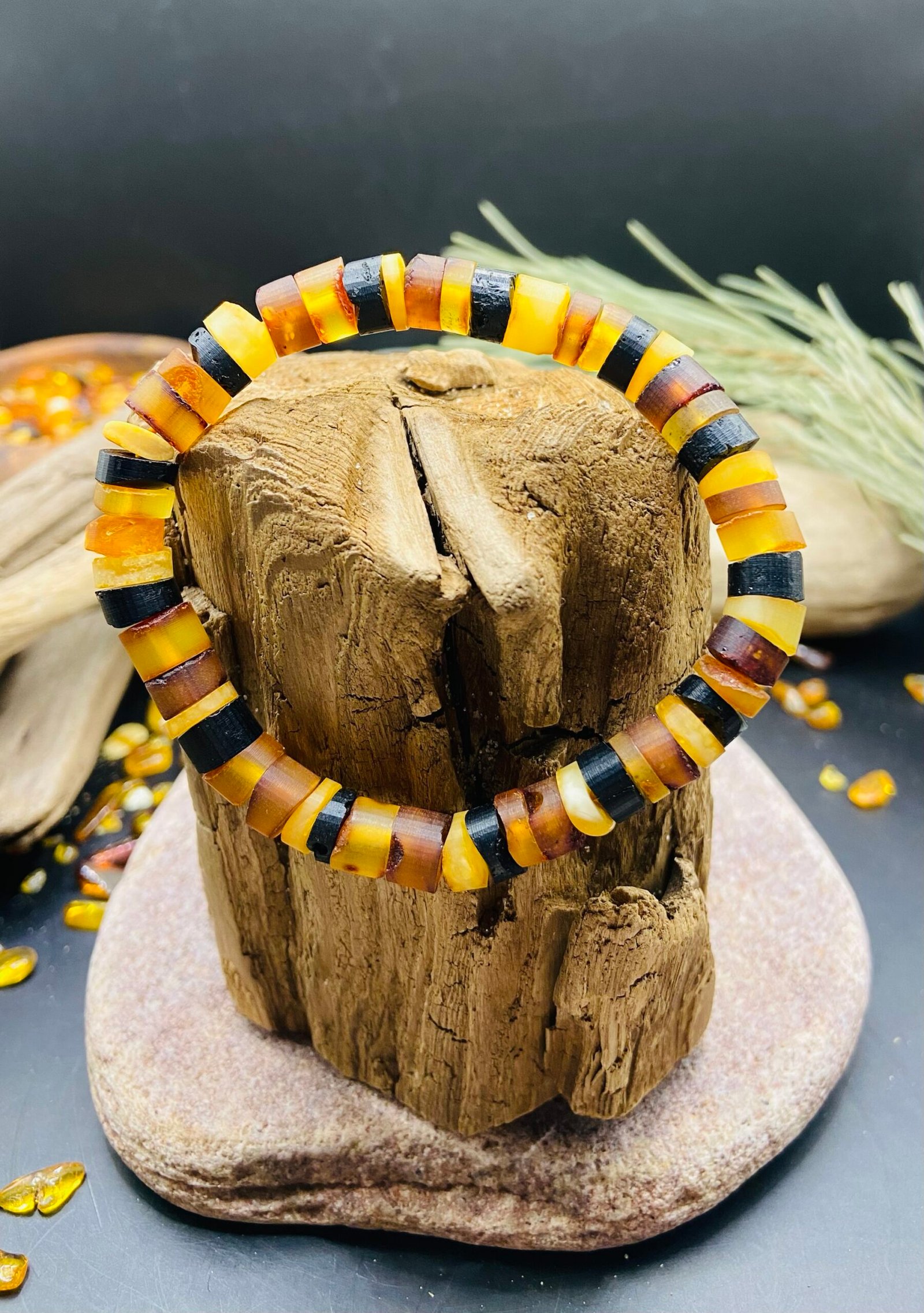 img_5519 Dzintara aproce ar īpašu odziņu - neregulāras un unikālas pērlītes