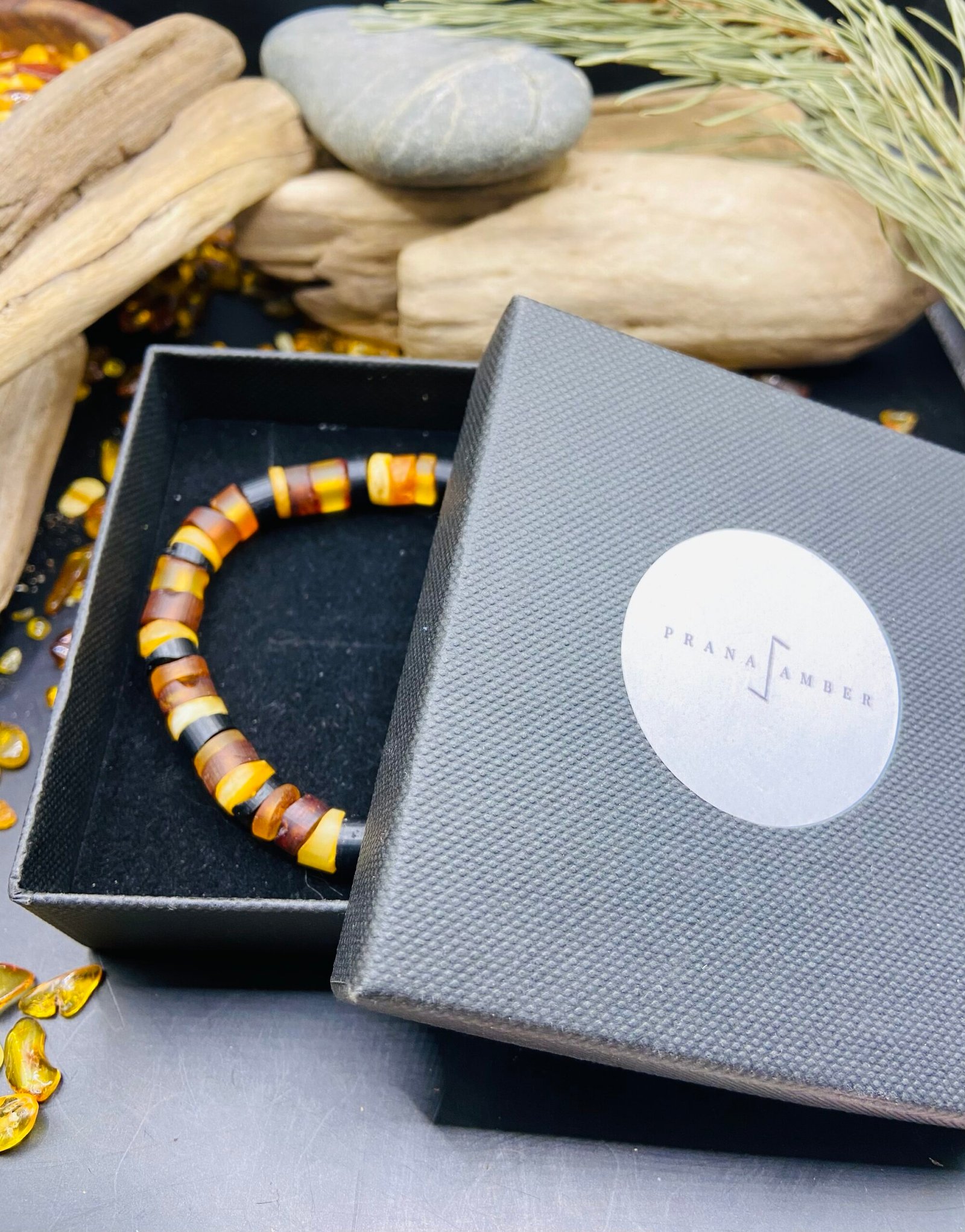 img_5536 Dzintara aproce ar īpašu odziņu - neregulāras un unikālas pērlītes