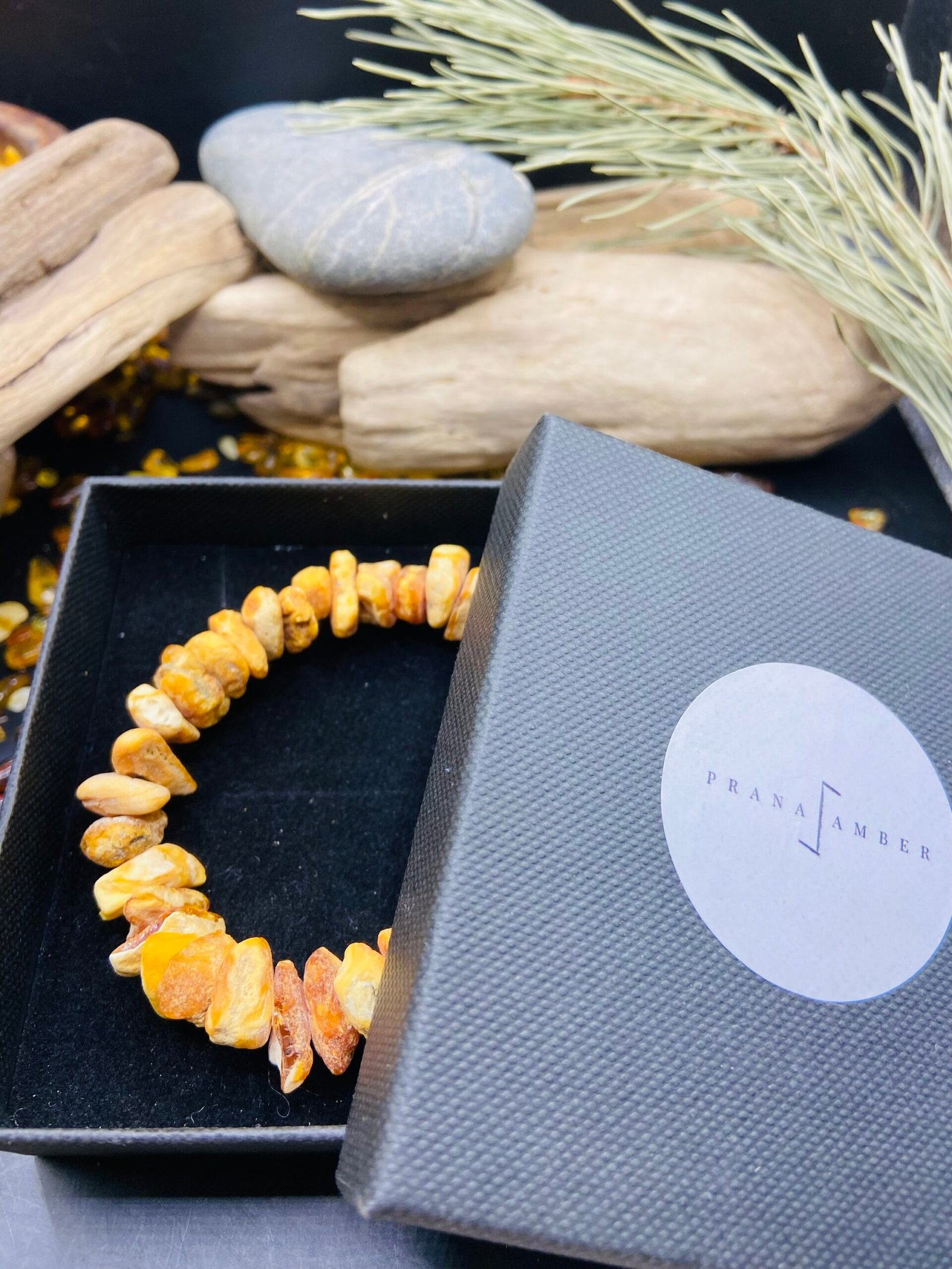 img_5541 Unikāla Baltā Dzintara šķelto gabalu aproce