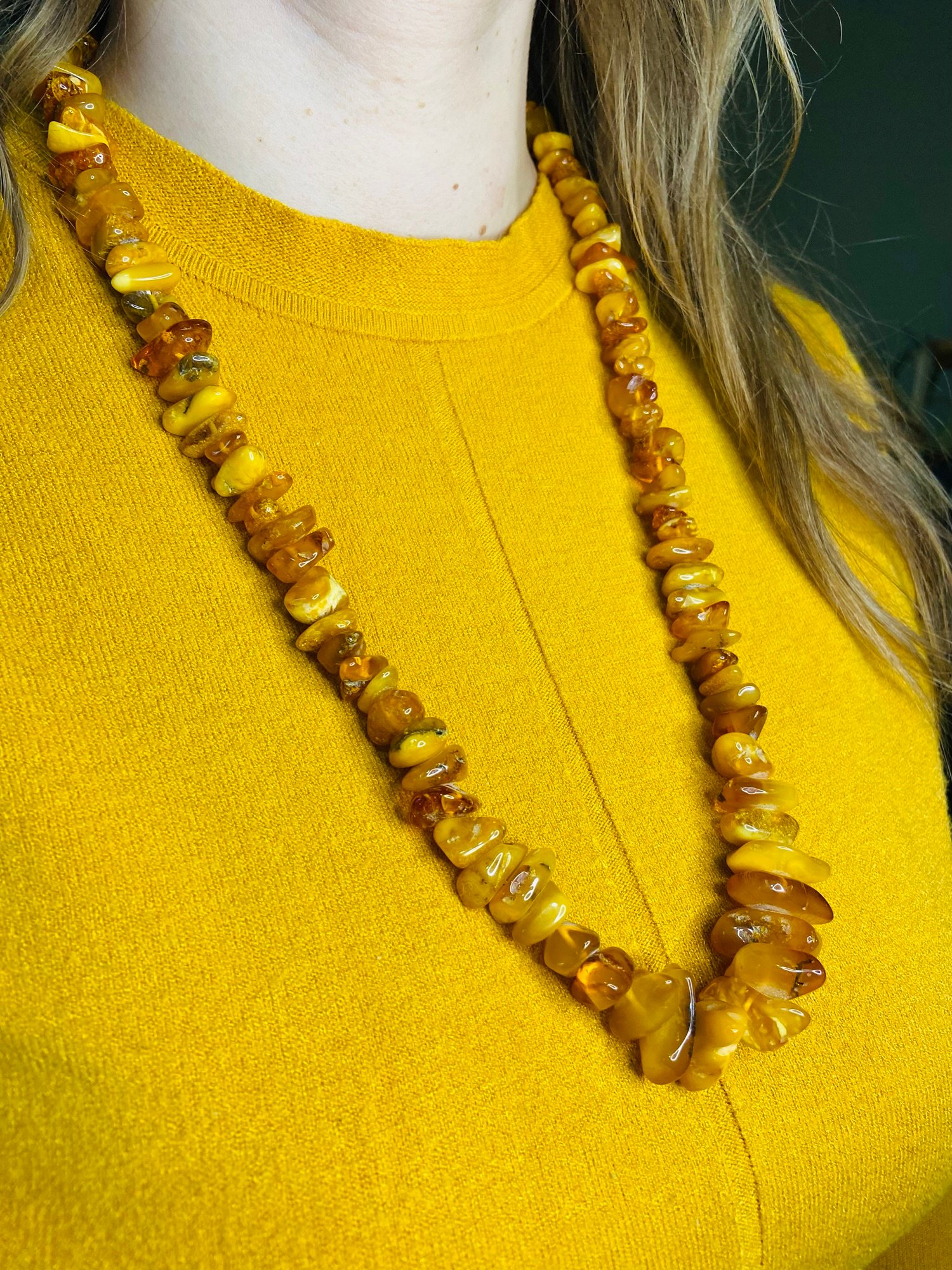 img_5952.jpg Lielizmēra šķelto pērlīšu kaklarota medus un sviesta krāsās