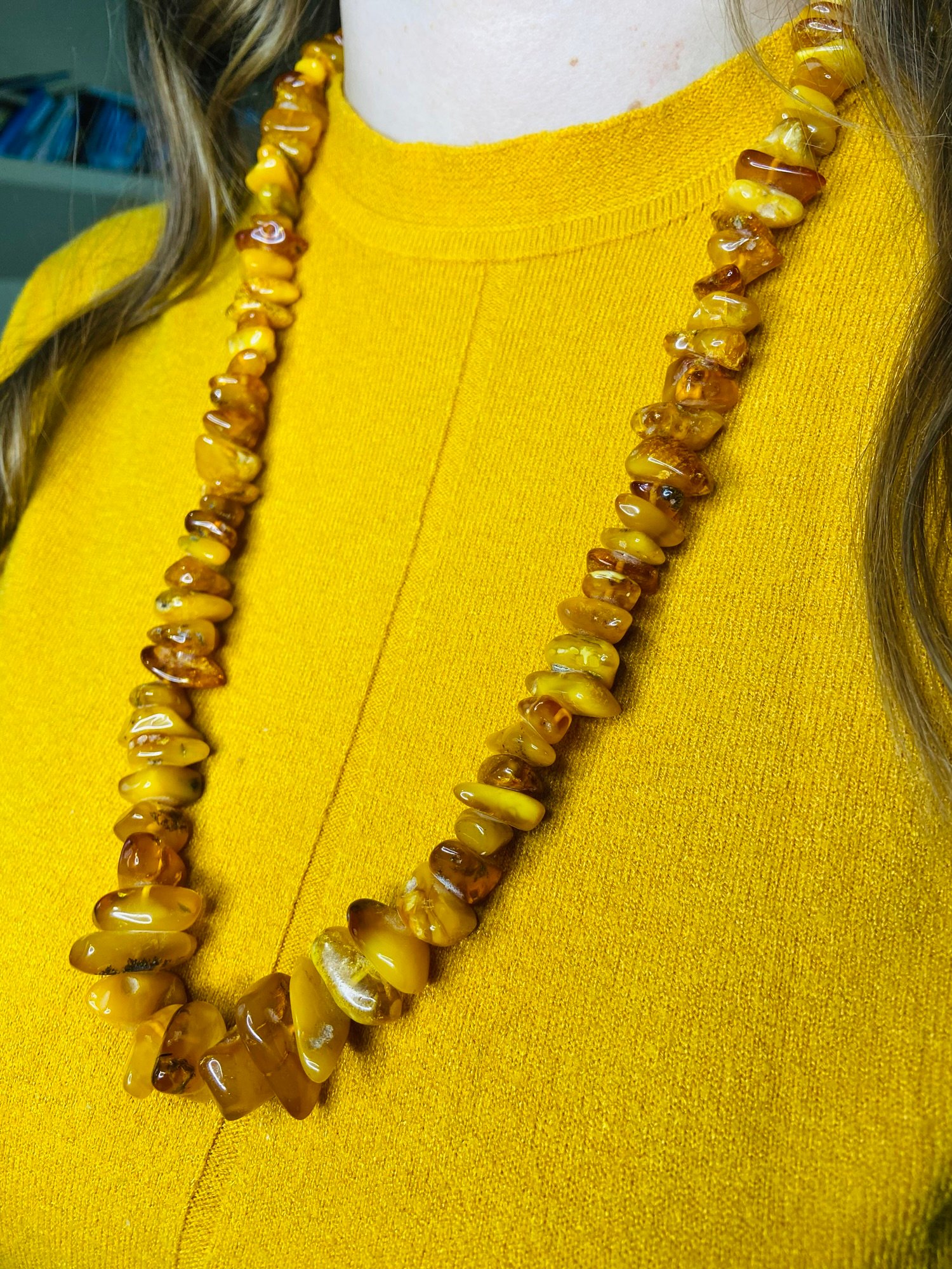 img_5953.jpg Lielizmēra šķelto pērlīšu kaklarota medus un sviesta krāsās