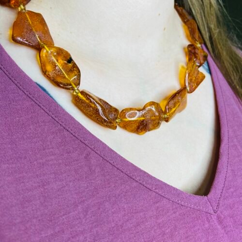 Neatkārtojama dzintara šķelto gabalu kaklarota sievietēm