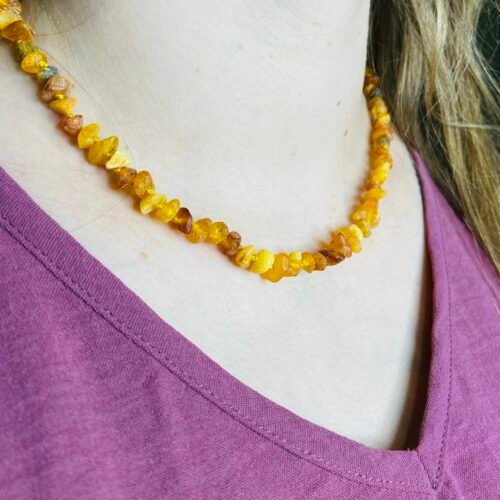 Tradicionālā neapstrādāta dzintara šķelto pērlīšu kaklarota