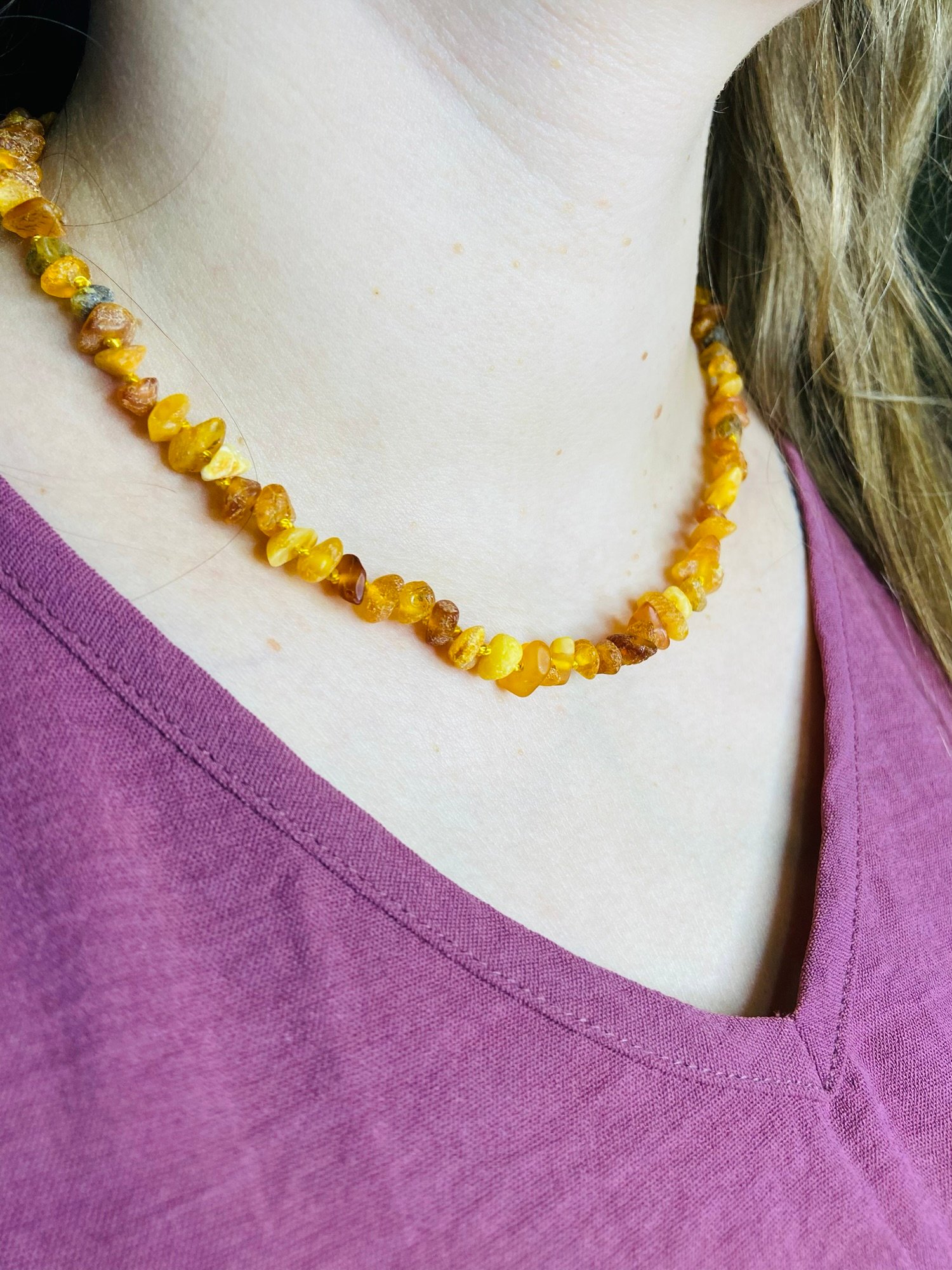 Tradicionālā neapstrādāta dzintara šķelto pērlīšu kaklarota