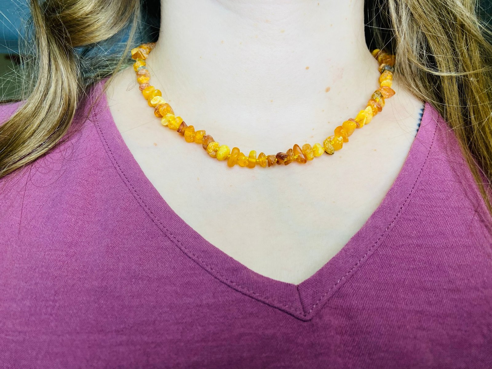 Tradicionālā neapstrādāta dzintara šķelto pērlīšu kaklarota