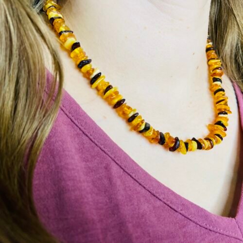 Tradicionālās latviešu Dzintara kaklarotas ar šķeltajām pērlītēm