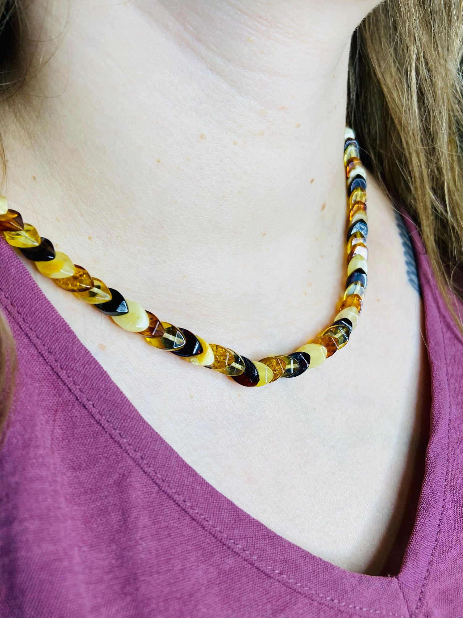 Čūskas tipa Dzintara kaklarota ar daudzkrāsainām pērlītēm