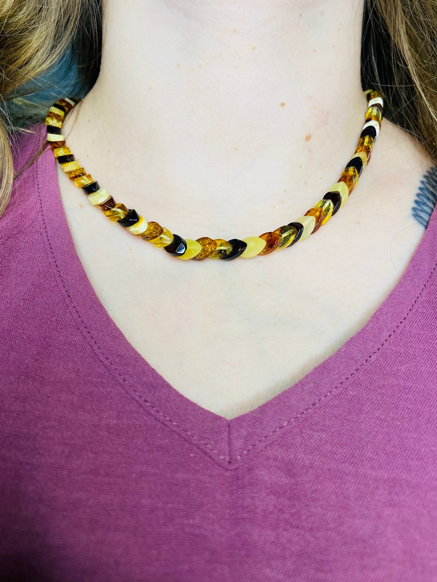 Čūskas tipa Dzintara kaklarota ar daudzkrāsainām pērlītēm