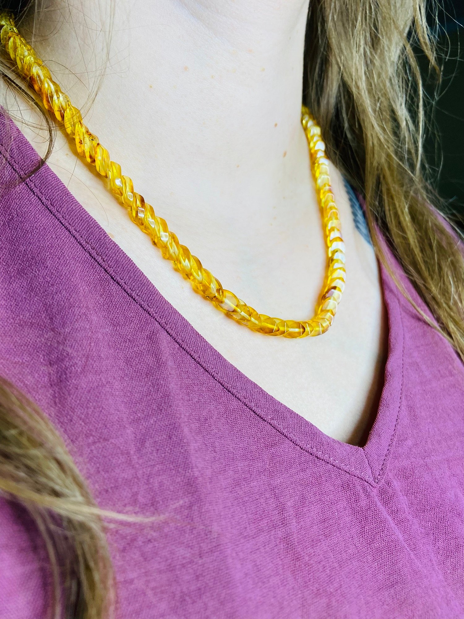 Čūskas tipa Dzintara kaklarota spirgtā citrona krāsā