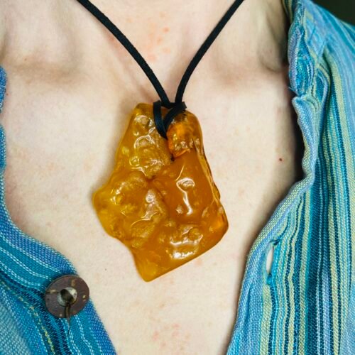 img_6019-2 Liels Baltijas Dzintara gabals ar dabiski veidojušos caurumu