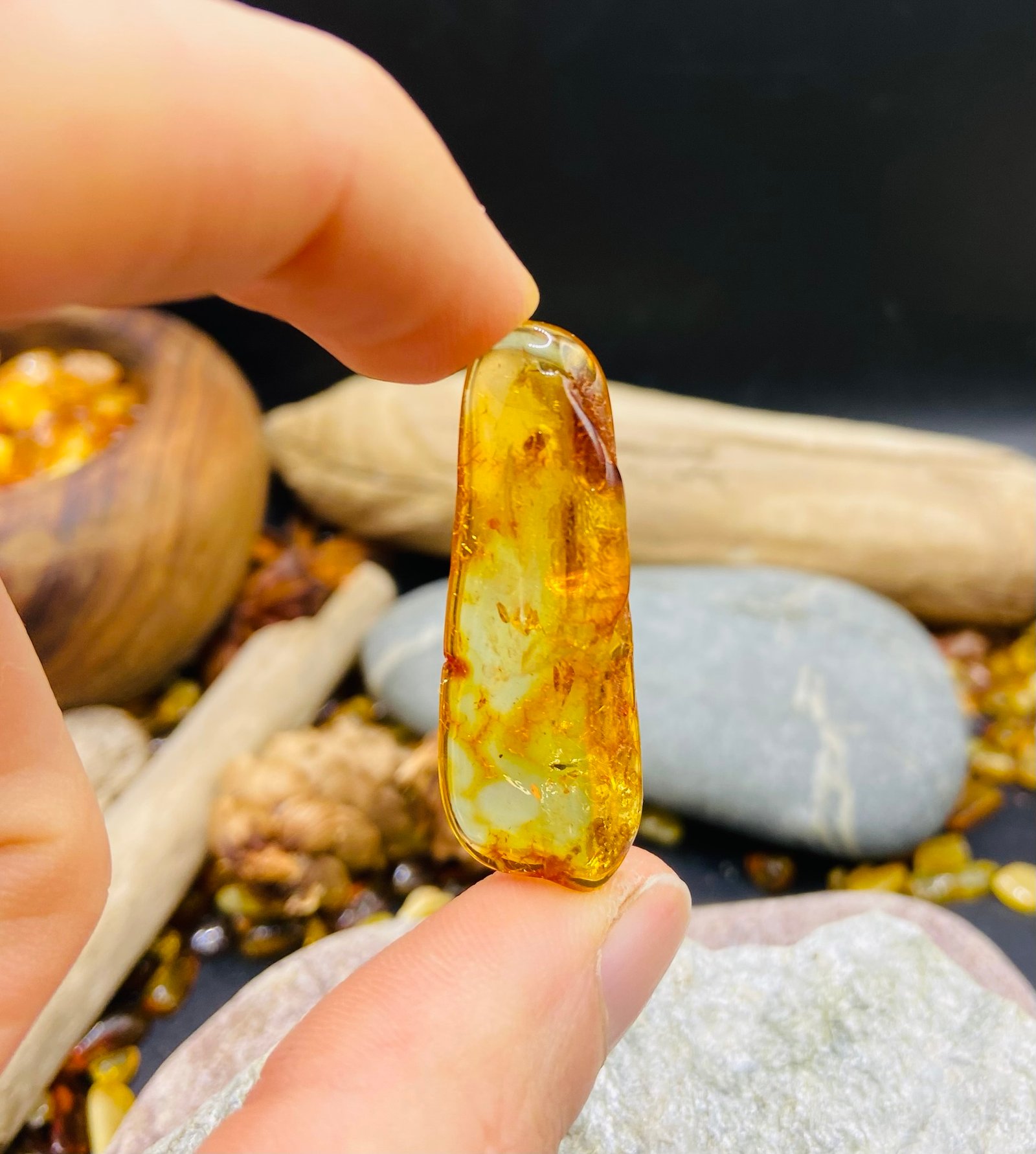 img_6063.jpg Liela izmēra Baltijas Dzintara šķembas bez caurumiem