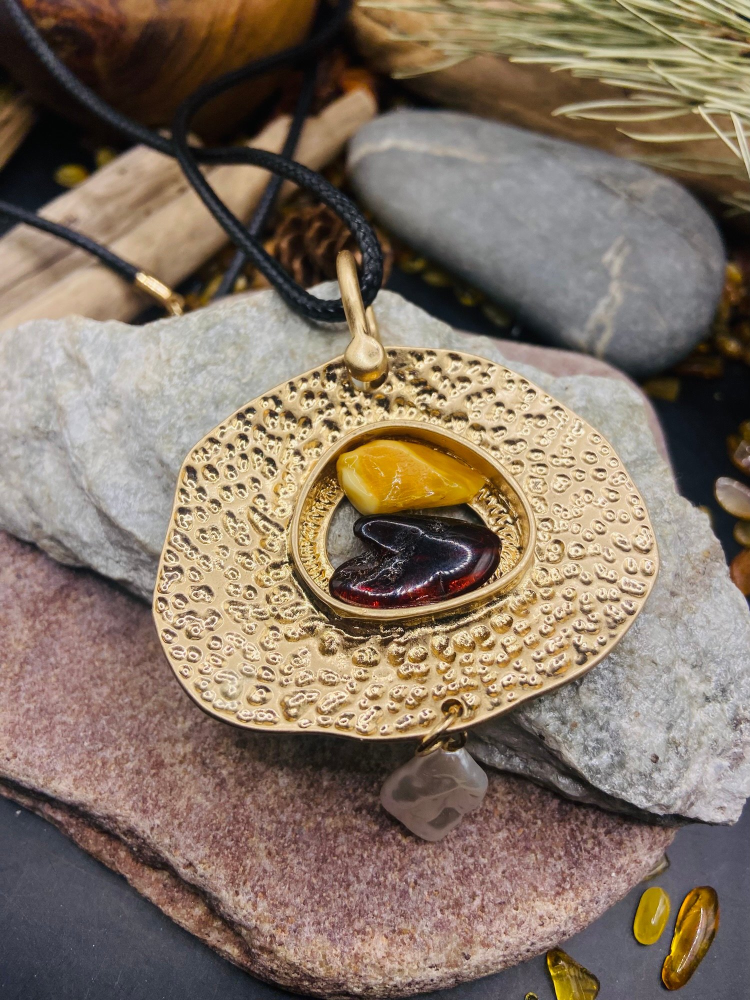 Graciozs Baltijas Dzintara medaljons ar medicīnisko metālu