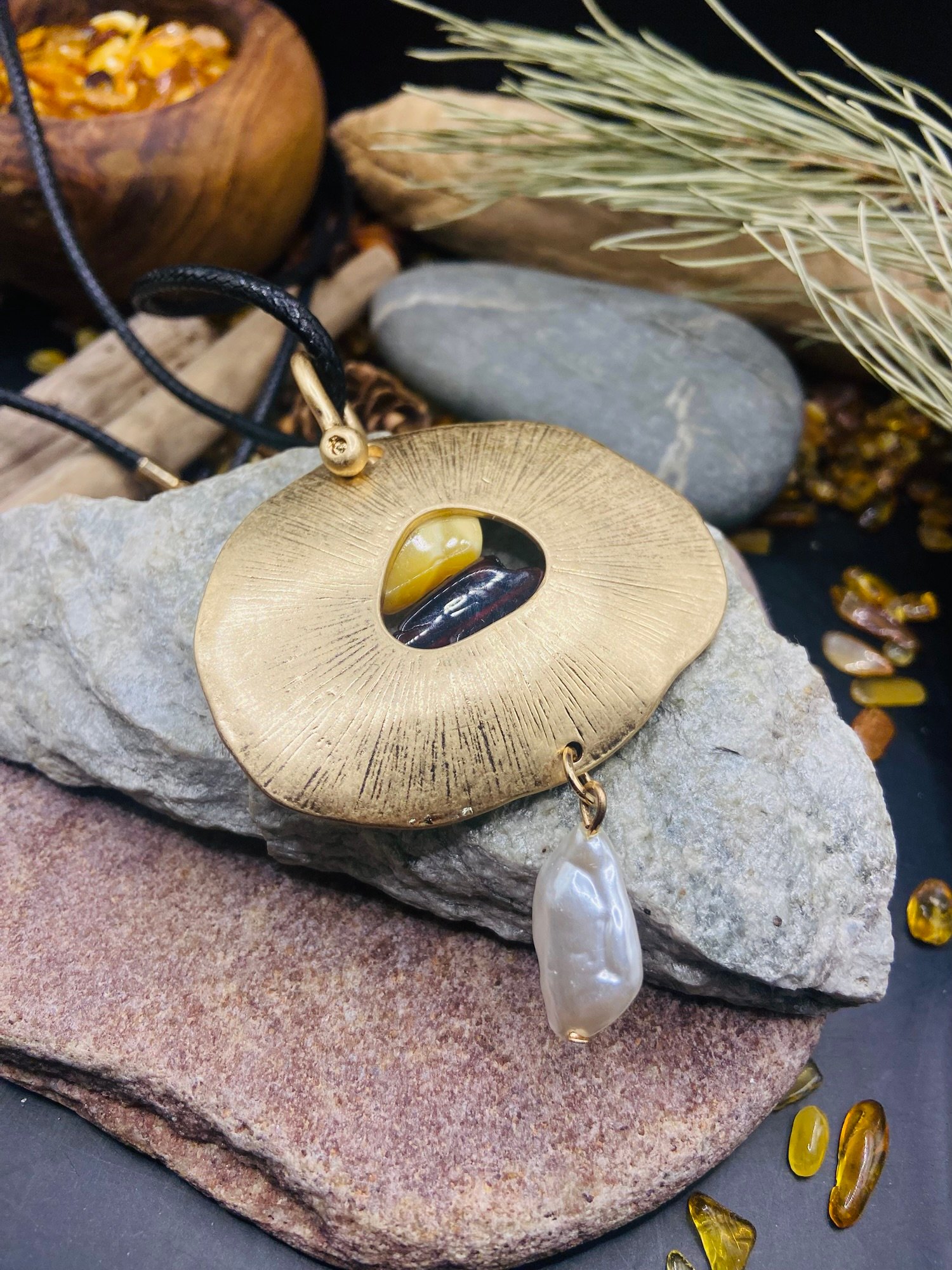 Graciozs Baltijas Dzintara medaljons ar medicīnisko metālu