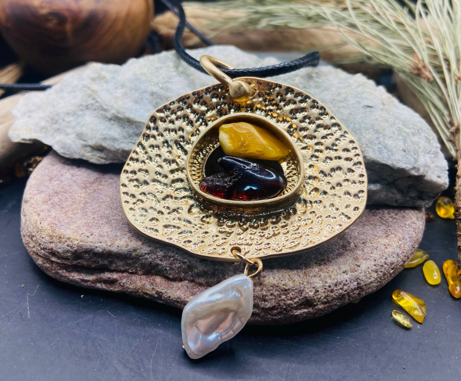 Graciozs Baltijas Dzintara medaljons ar medicīnisko metālu