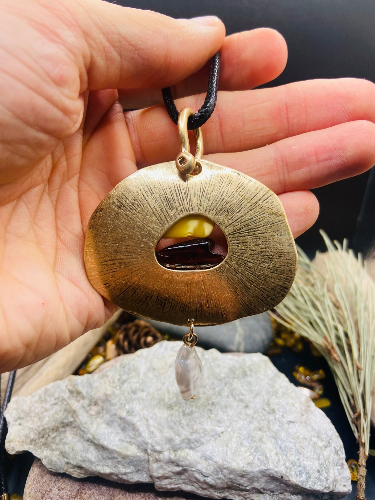 Graciozs Baltijas Dzintara medaljons ar medicīnisko metālu