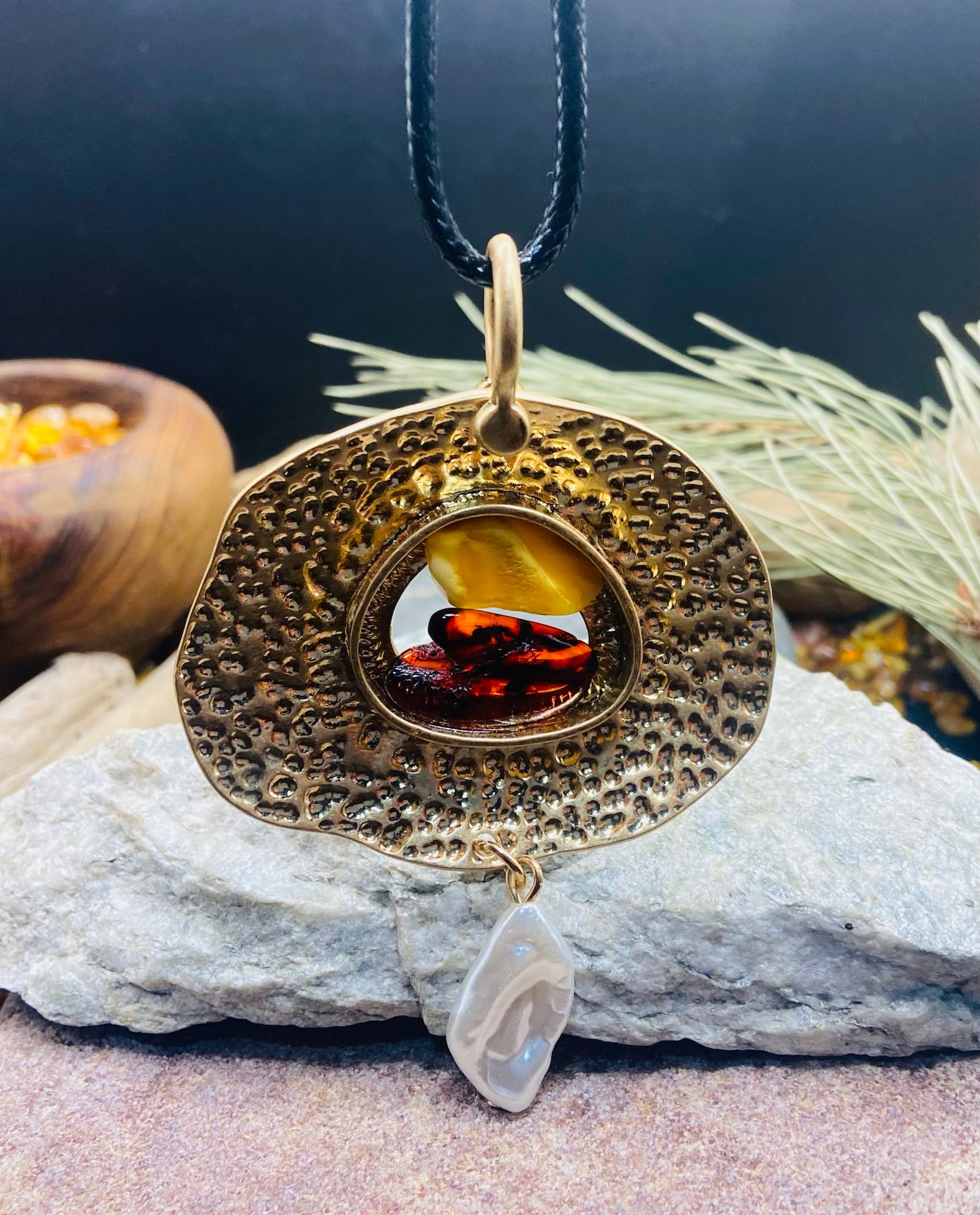 Graciozs Baltijas Dzintara medaljons ar medicīnisko metālu