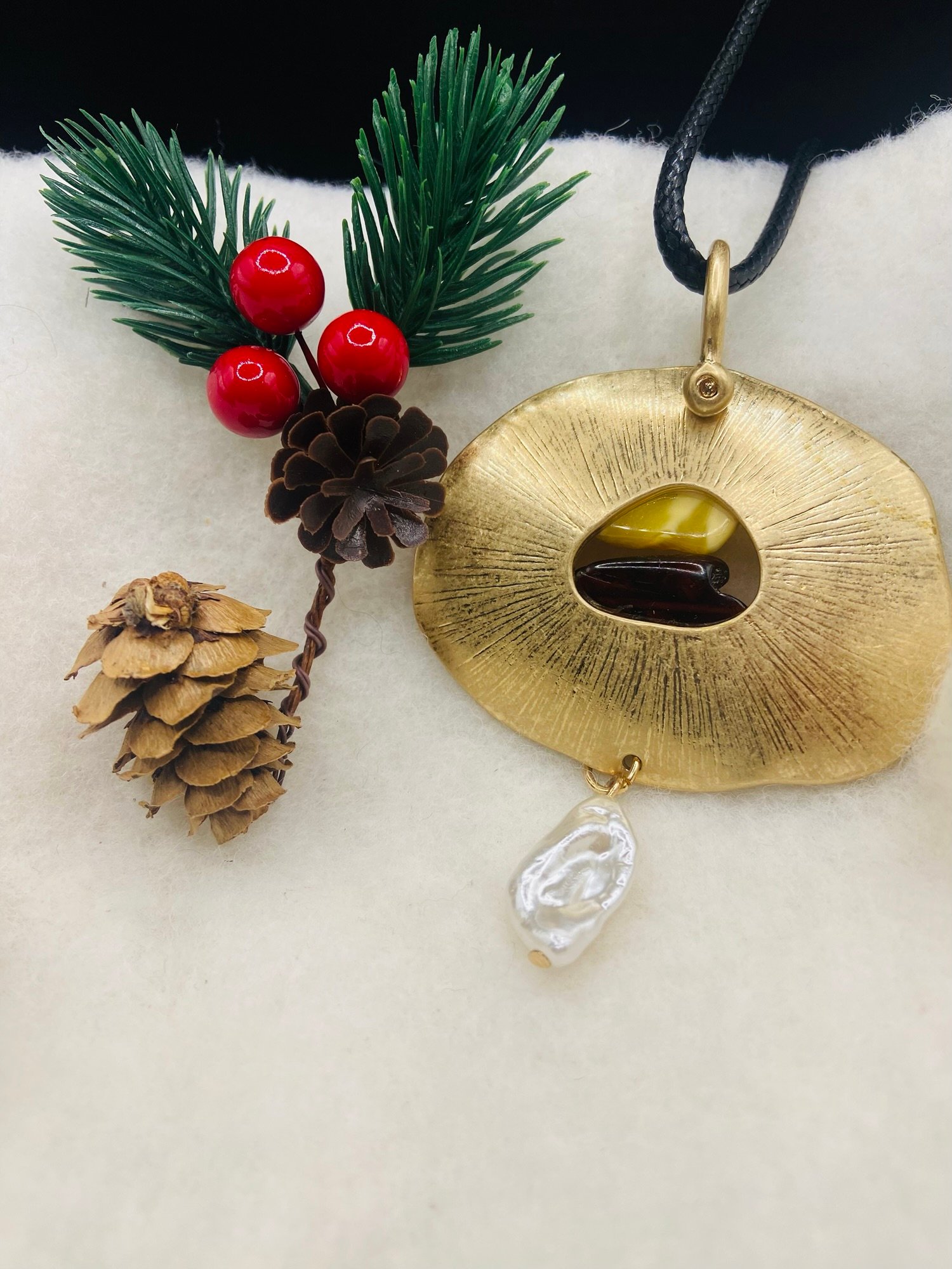 Graciozs Baltijas Dzintara medaljons ar medicīnisko metālu