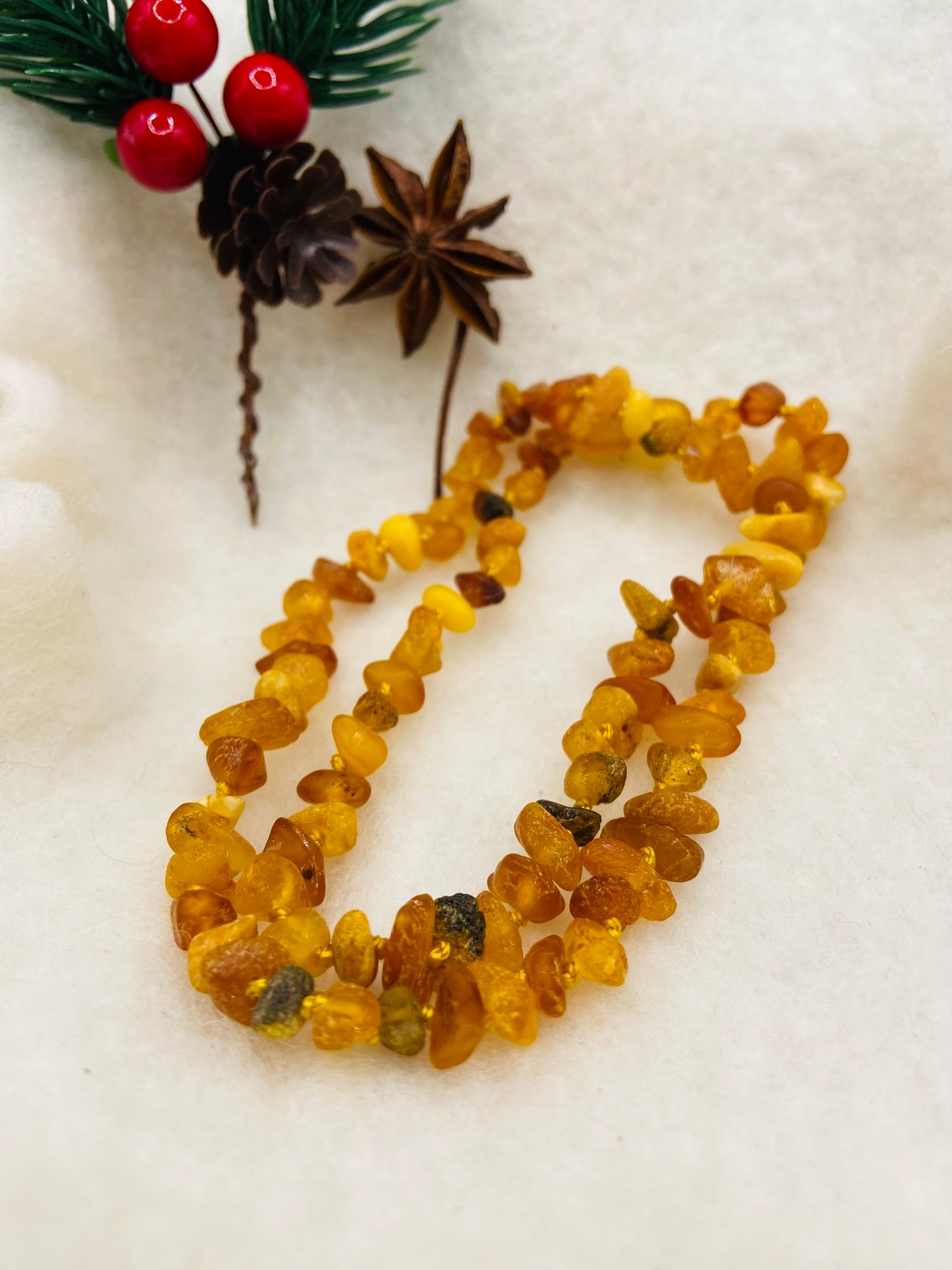 Tradicionālā neapstrādāta dzintara šķelto pērlīšu kaklarota