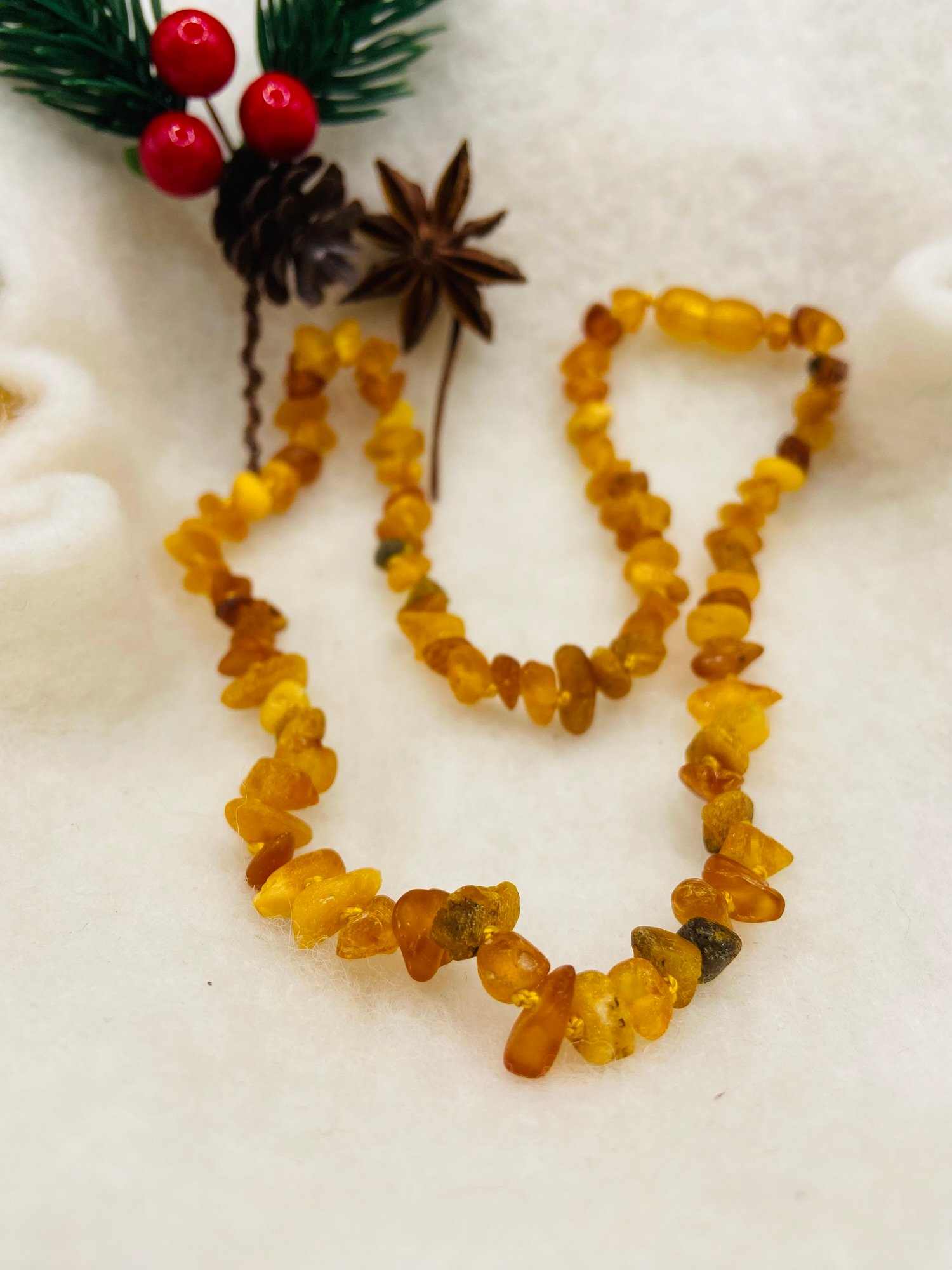 Tradicionālā neapstrādāta dzintara šķelto pērlīšu kaklarota