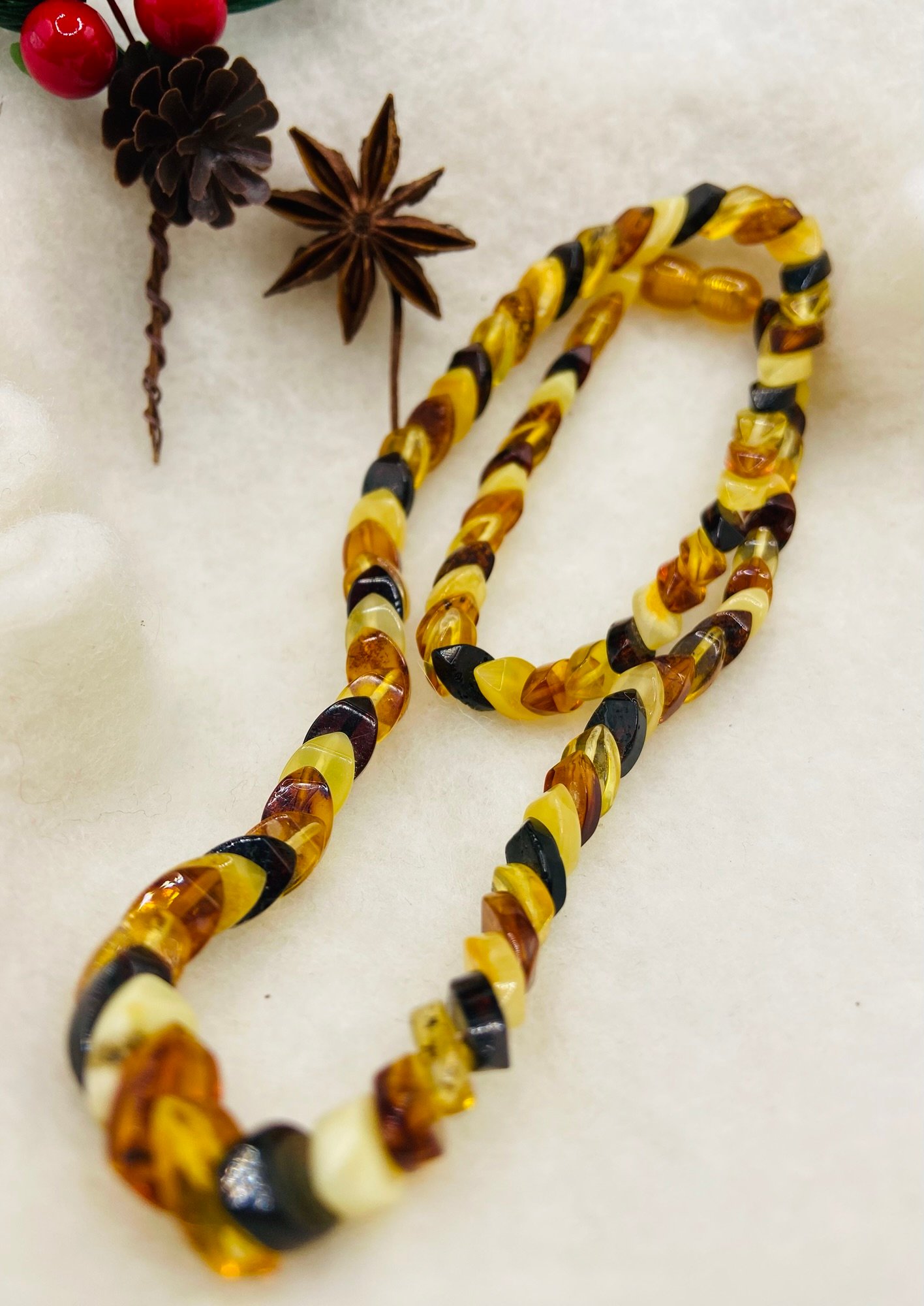 Čūskas tipa Dzintara kaklarota ar daudzkrāsainām pērlītēm