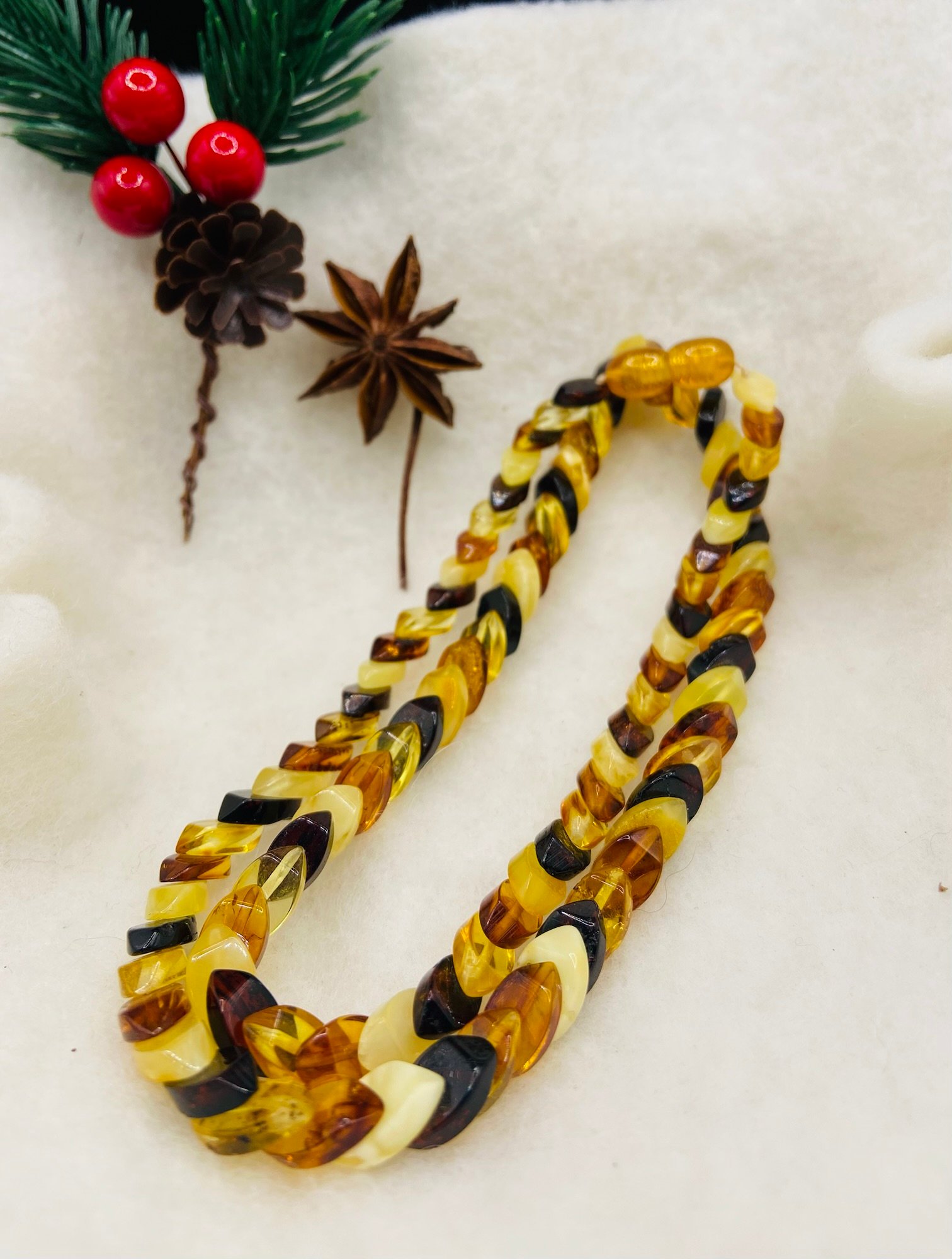 Čūskas tipa Dzintara kaklarota ar daudzkrāsainām pērlītēm