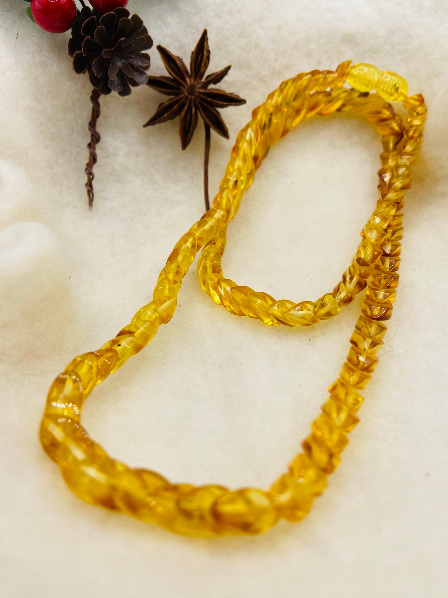 Čūskas tipa Dzintara kaklarota spirgtā citrona krāsā