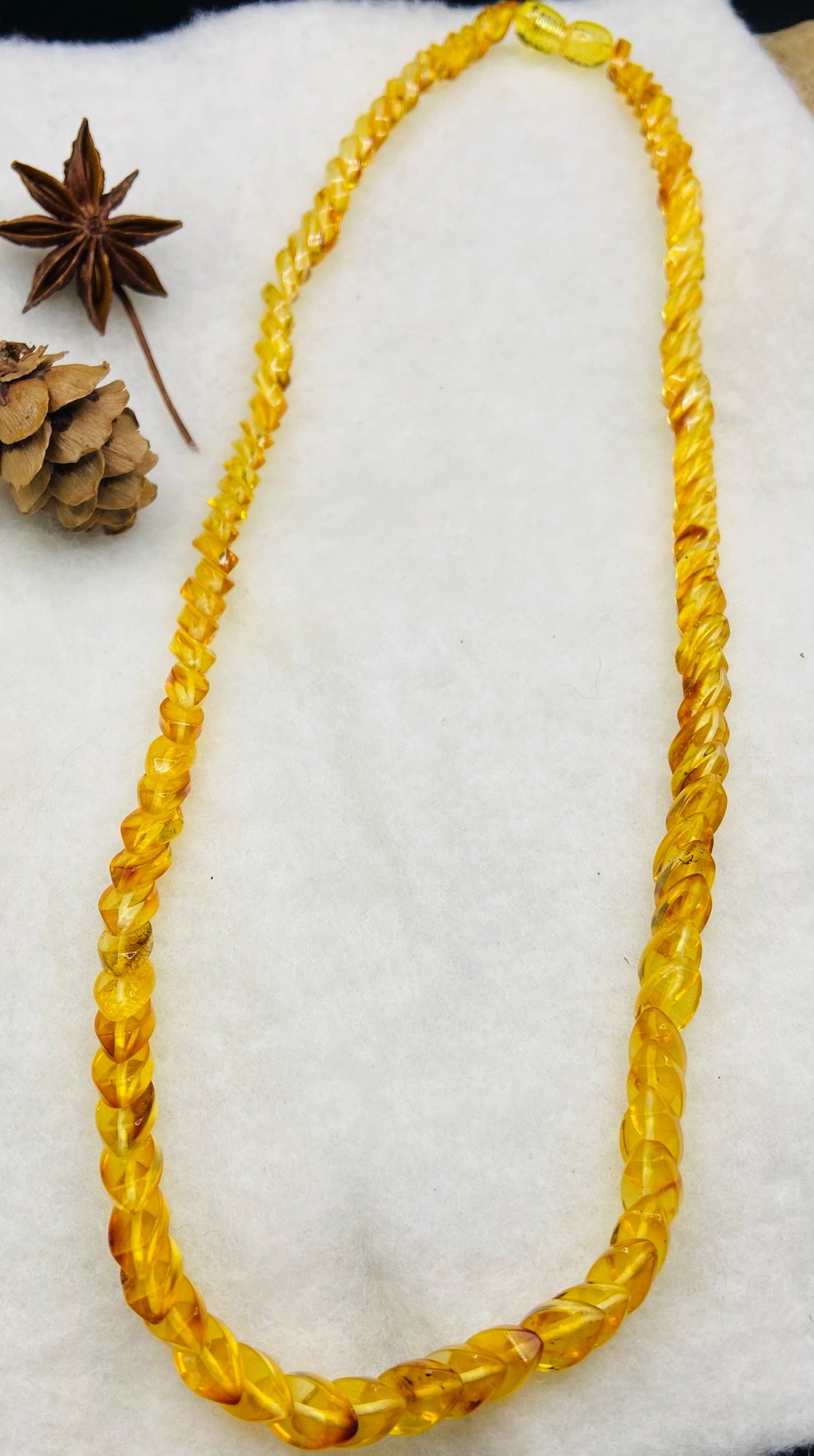 Čūskas tipa Dzintara kaklarota spirgtā citrona krāsā