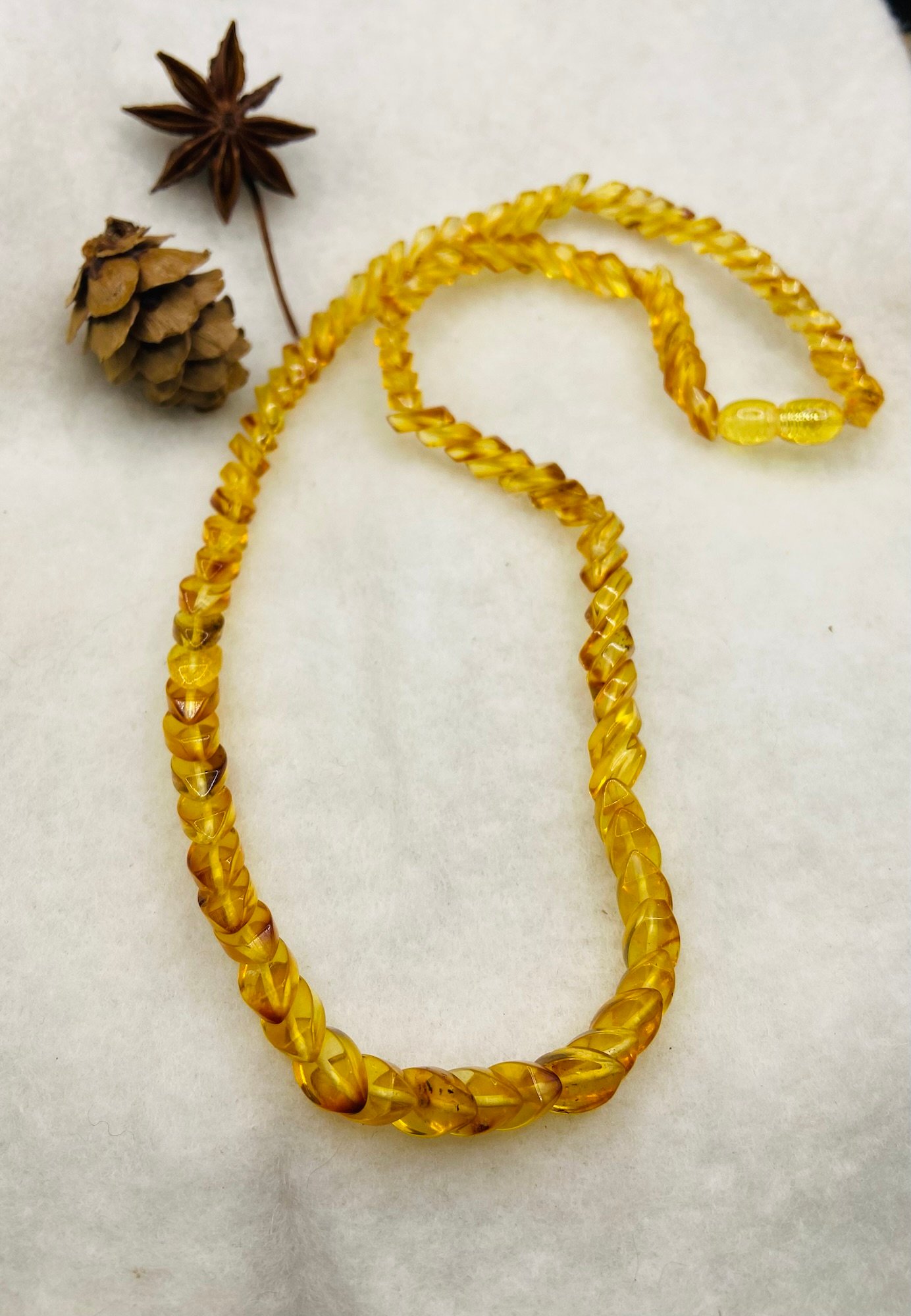 Čūskas tipa Dzintara kaklarota spirgtā citrona krāsā