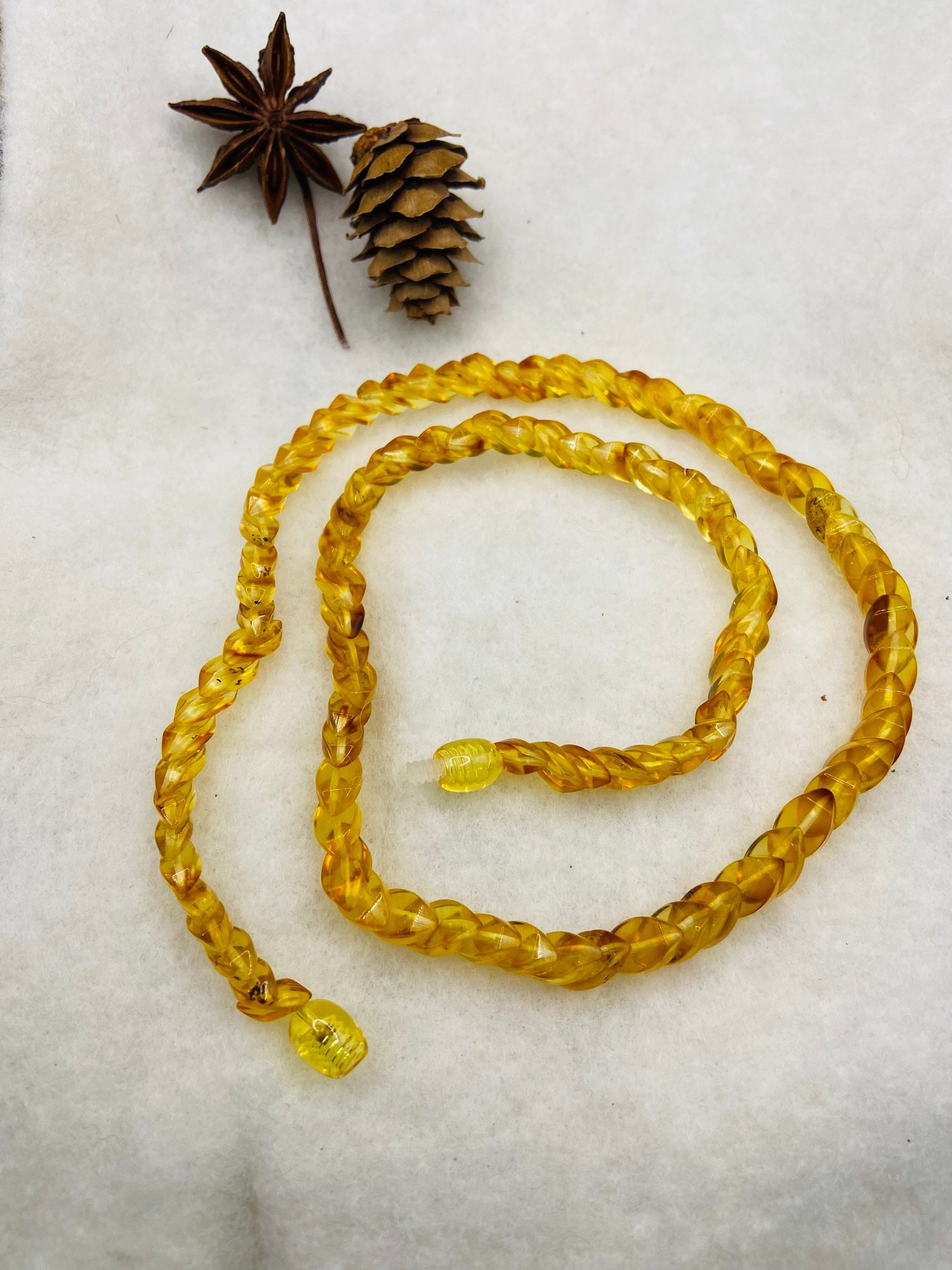 Čūskas tipa Dzintara kaklarota spirgtā citrona krāsā