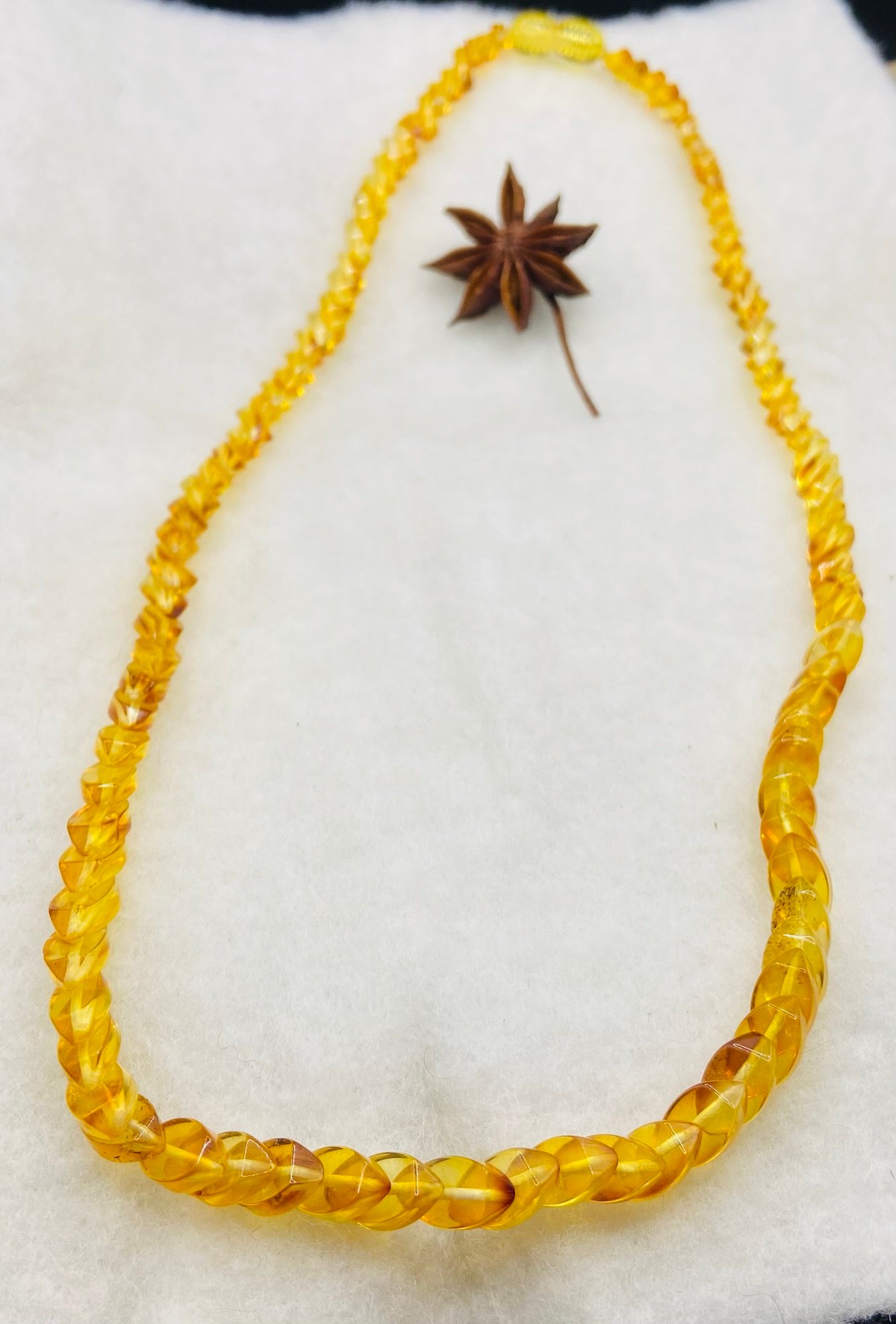 Čūskas tipa Dzintara kaklarota spirgtā citrona krāsā