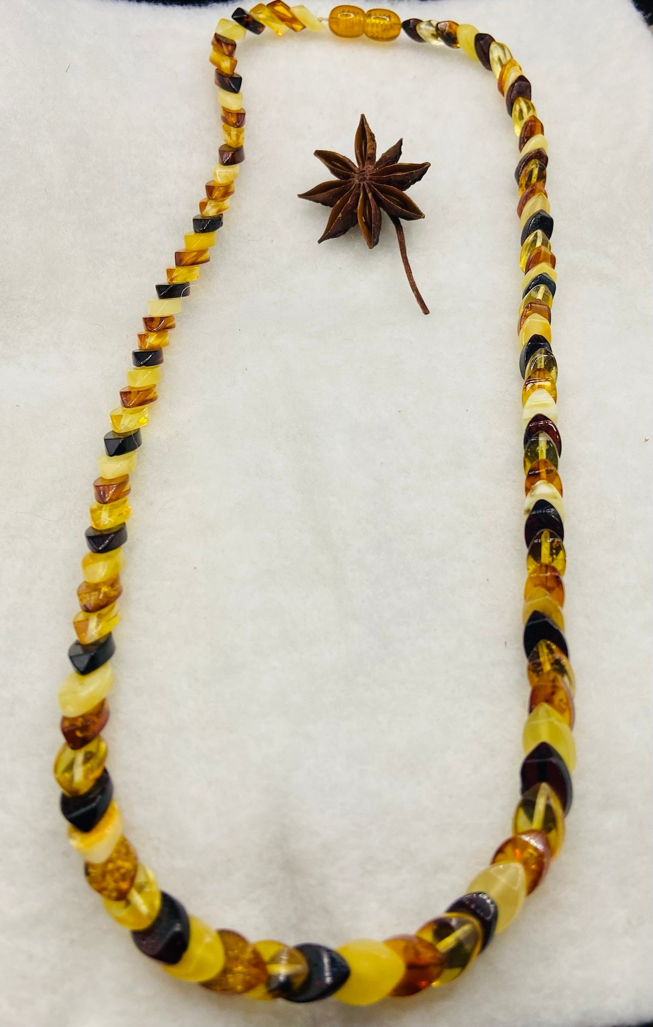 Čūskas tipa Dzintara kaklarota ar daudzkrāsainām pērlītēm