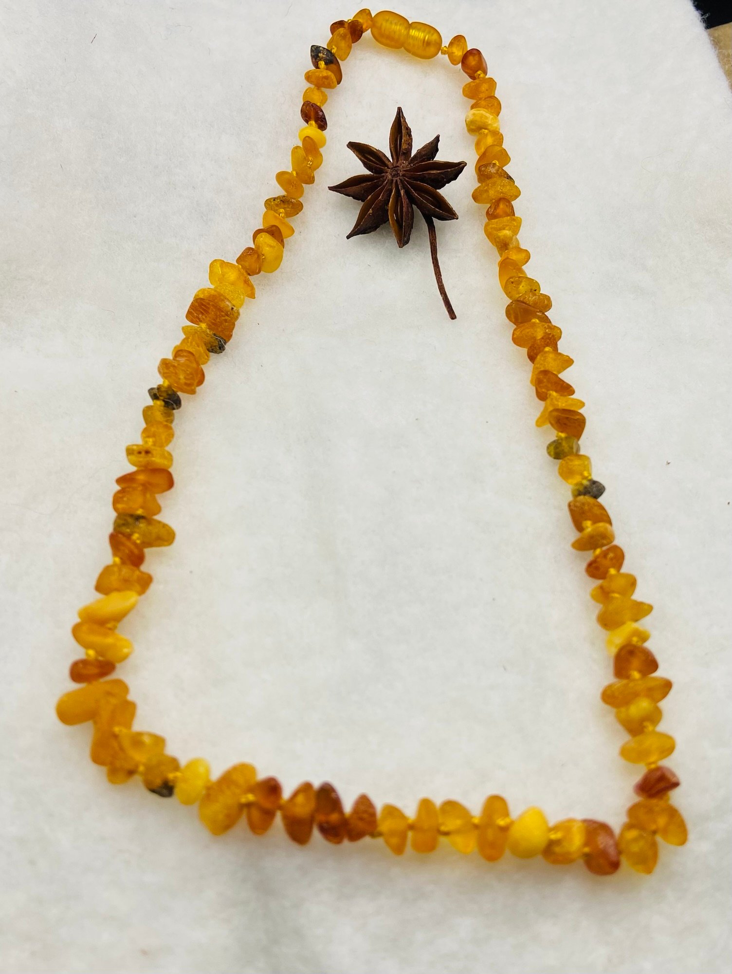 Tradicionālā neapstrādāta dzintara šķelto pērlīšu kaklarota