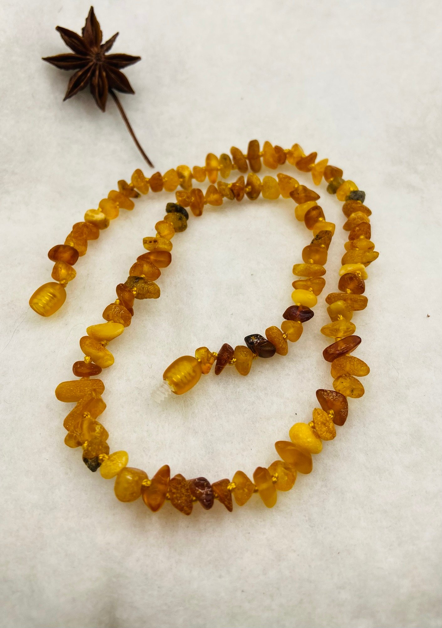 Tradicionālā neapstrādāta dzintara šķelto pērlīšu kaklarota