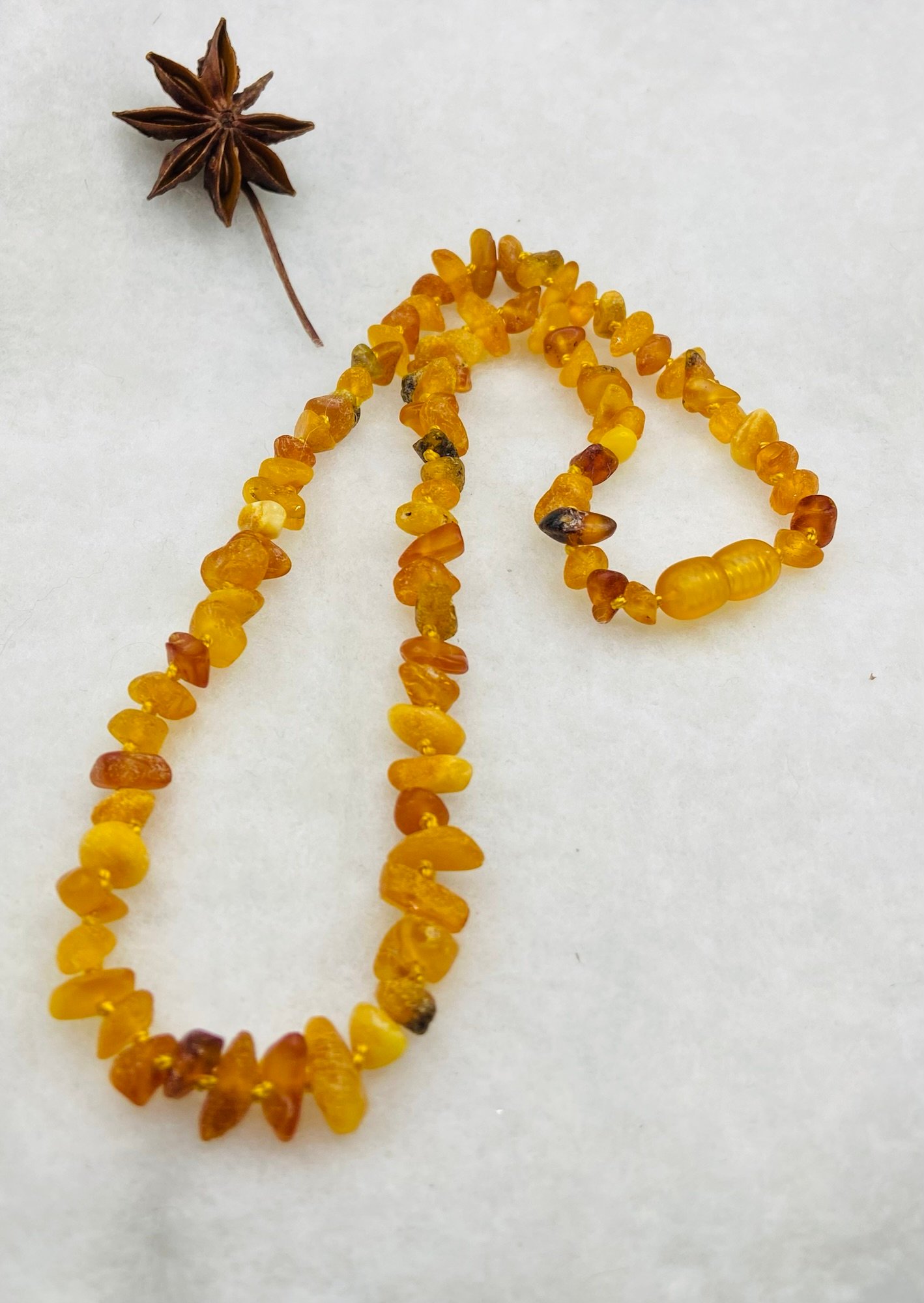 Tradicionālā neapstrādāta dzintara šķelto pērlīšu kaklarota