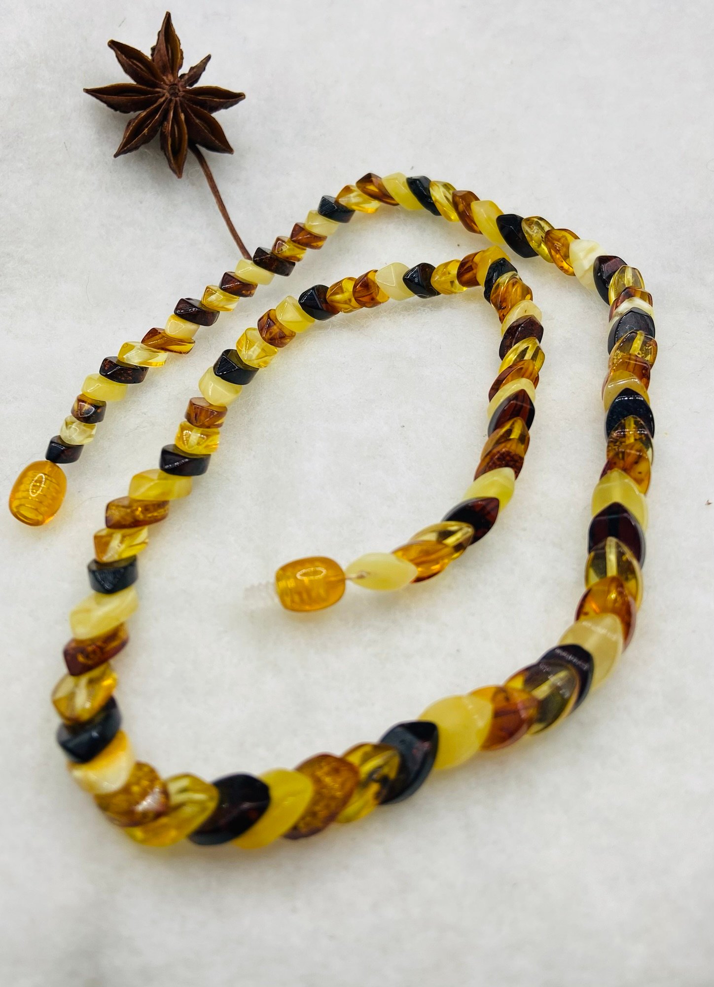 Čūskas tipa Dzintara kaklarota ar daudzkrāsainām pērlītēm