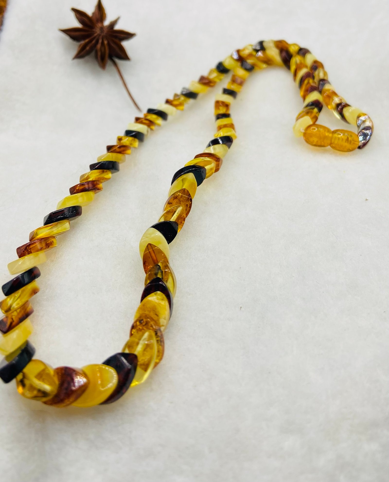 Čūskas tipa Dzintara kaklarota ar daudzkrāsainām pērlītēm