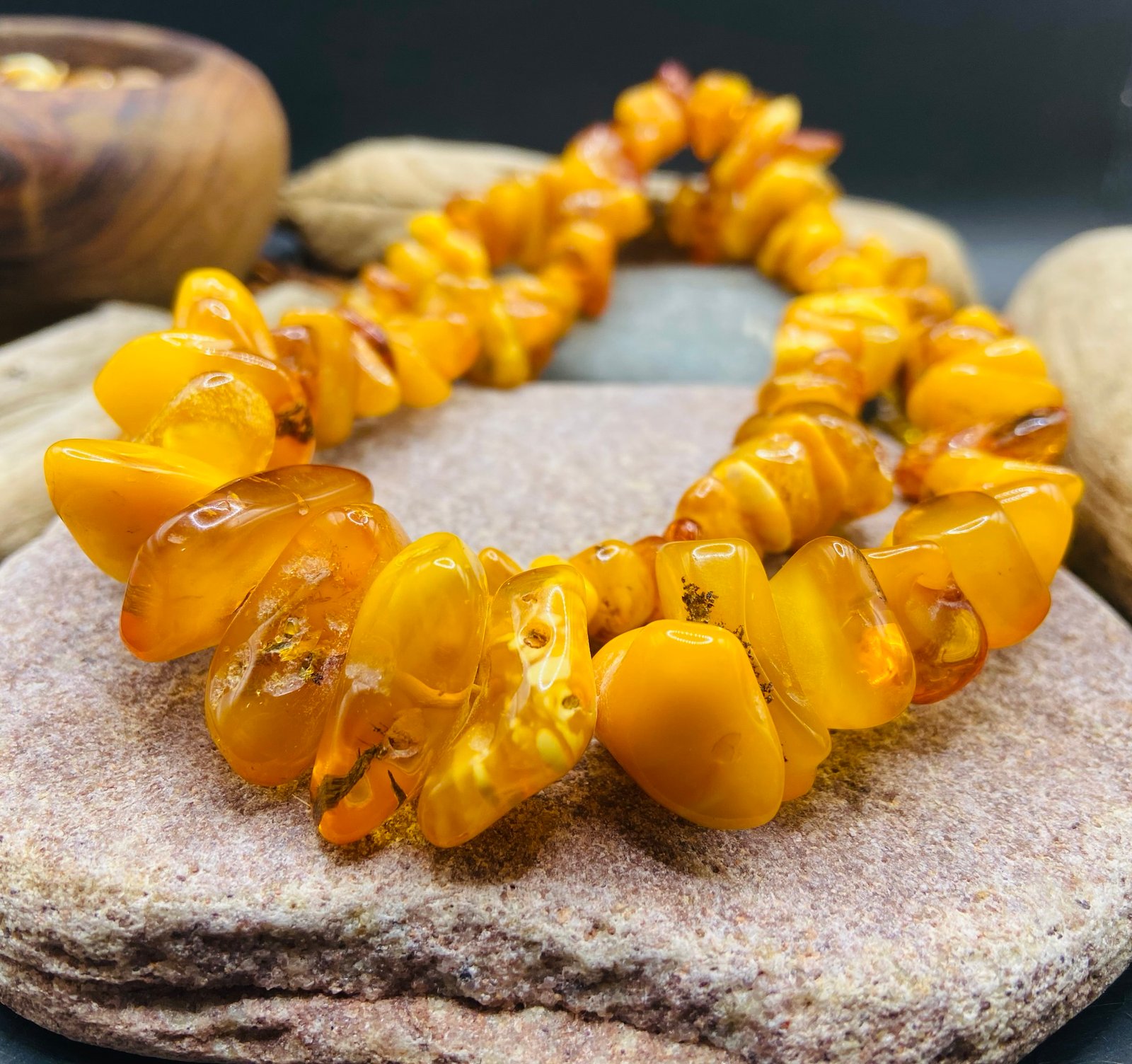 img_6324.jpg Lielizmēra šķelto pērlīšu kaklarota medus un sviesta krāsās