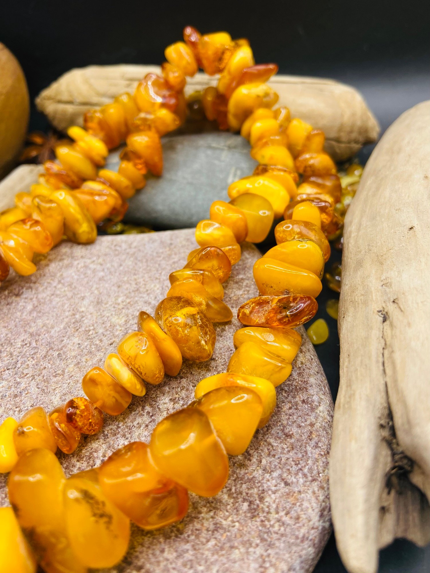 img_6326.jpg Lielizmēra šķelto pērlīšu kaklarota medus un sviesta krāsās