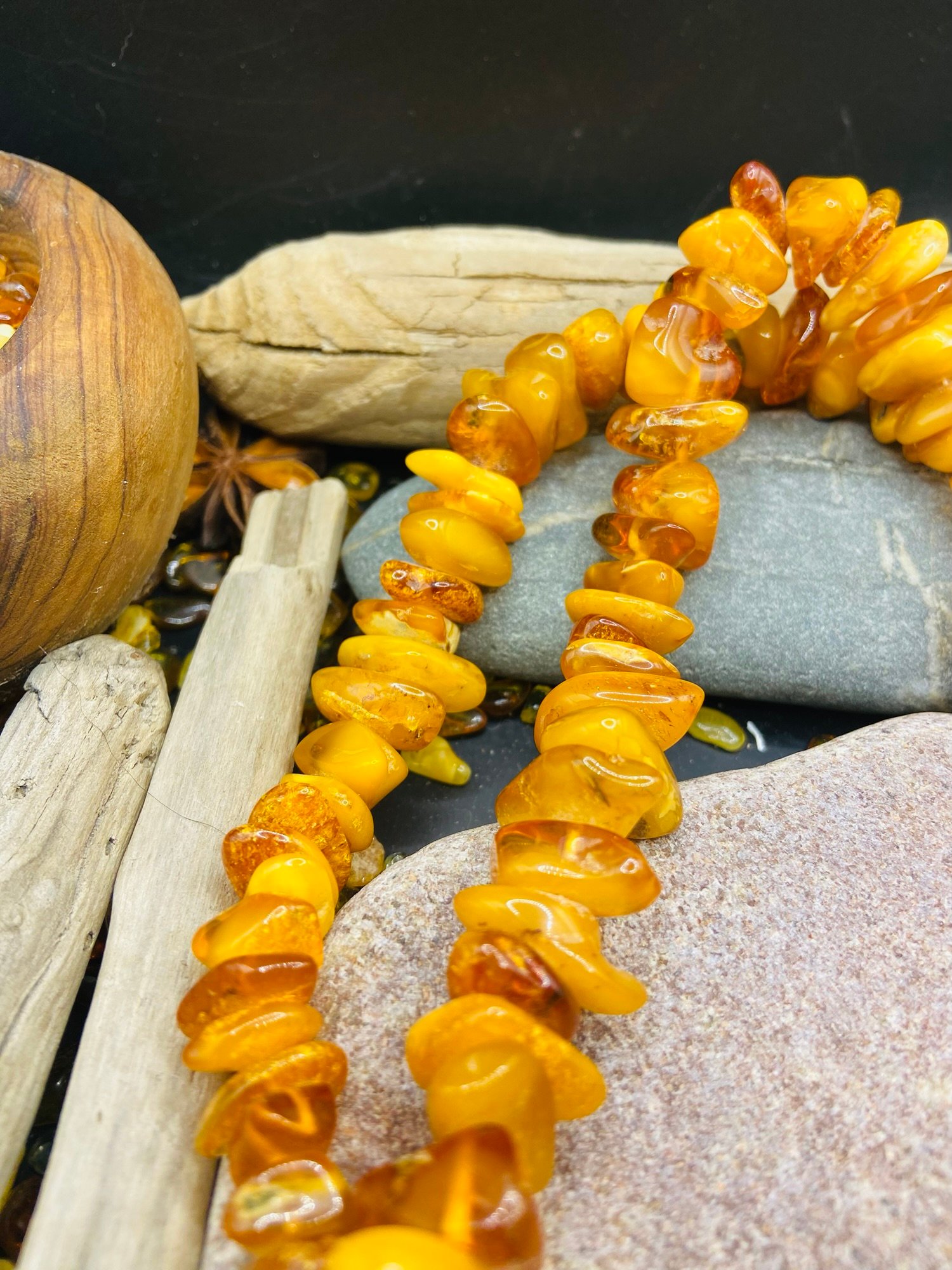 img_6327.jpg Lielizmēra šķelto pērlīšu kaklarota medus un sviesta krāsās