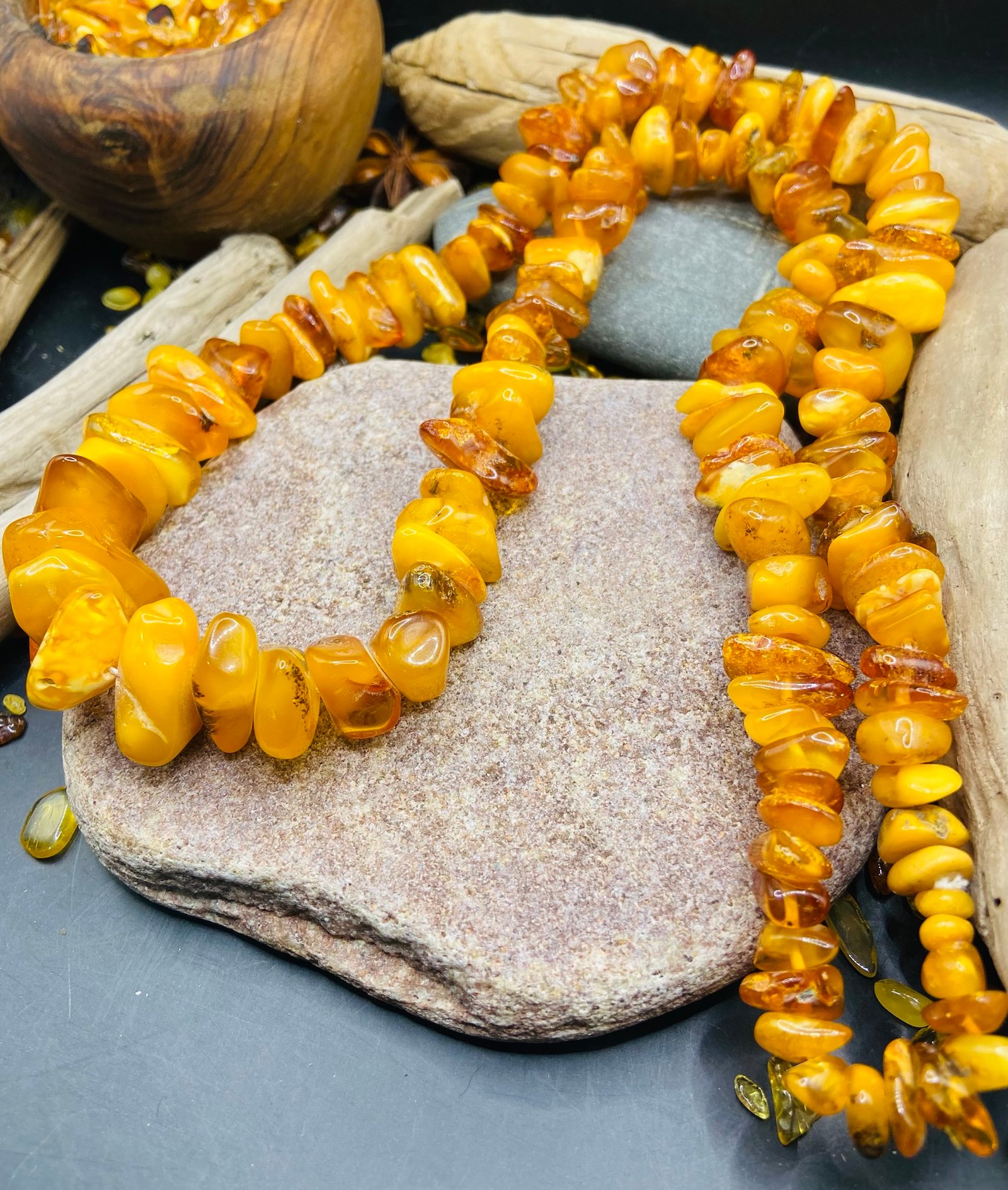 img_6330.jpg Lielizmēra šķelto pērlīšu kaklarota medus un sviesta krāsās