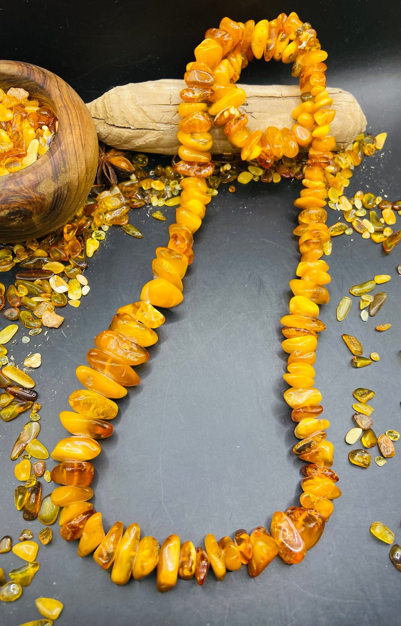 img_6331.jpg Lielizmēra šķelto pērlīšu kaklarota medus un sviesta krāsās