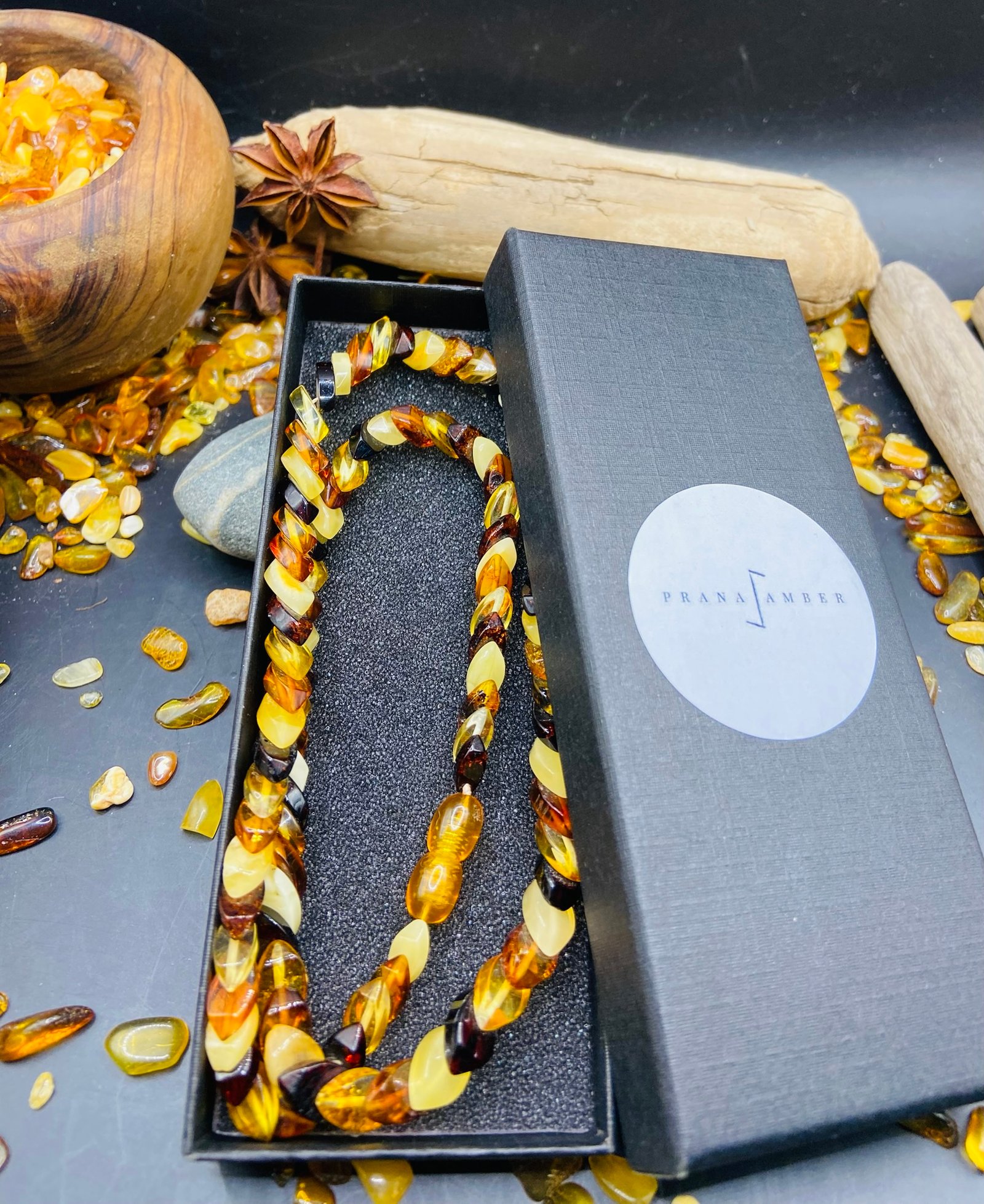 Čūskas tipa Dzintara kaklarota ar daudzkrāsainām pērlītēm