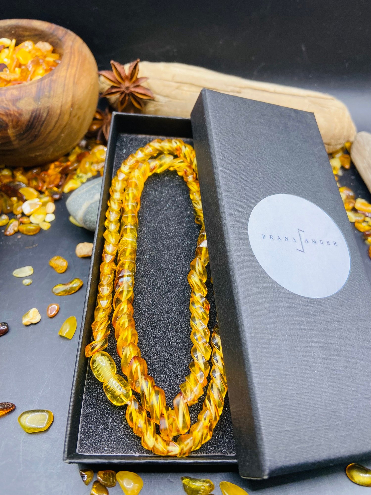 Čūskas tipa Dzintara kaklarota spirgtā citrona krāsā