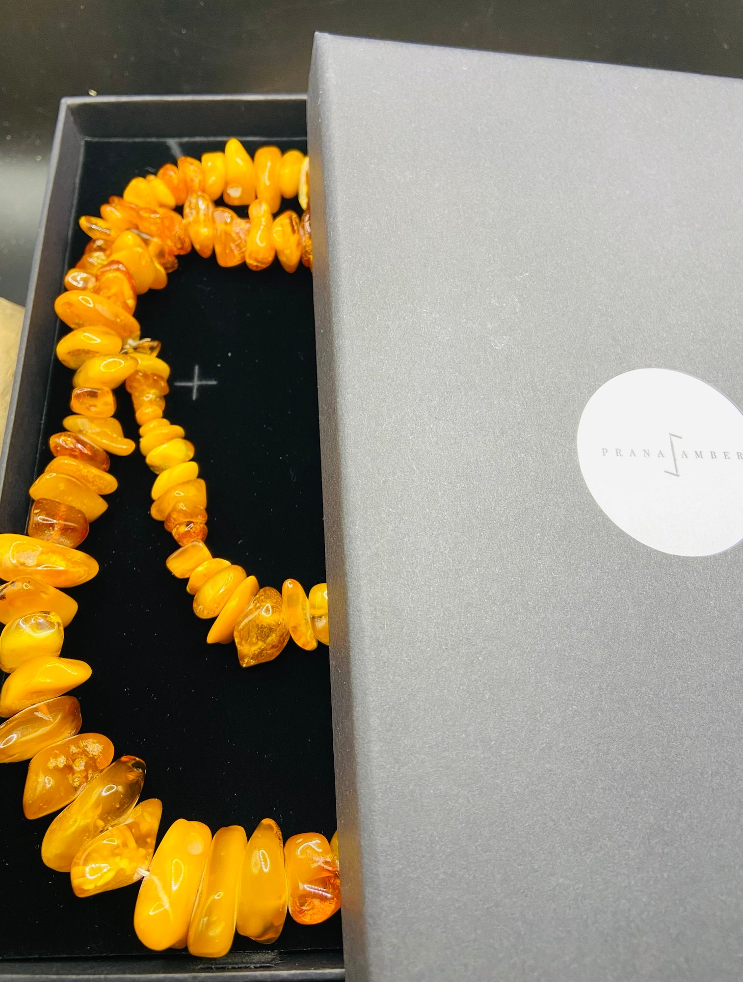 img_6358-jpg Lielizmēra šķelto pērlīšu kaklarota medus un sviesta krāsās