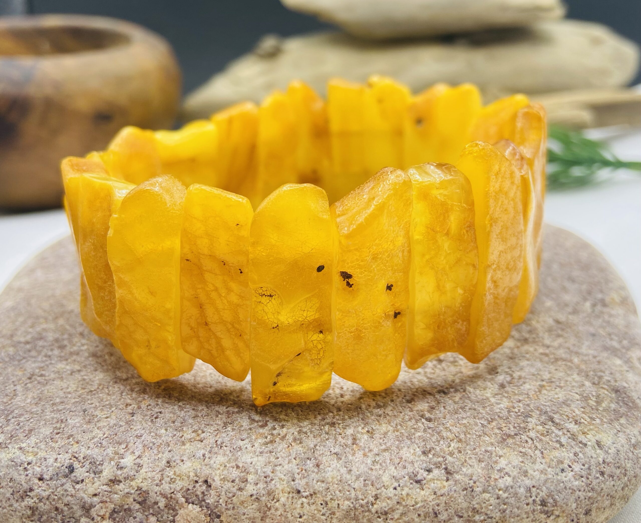 Karaliskā stila lielizmēra Baltijas Dzintara aproce, daļēji pulēta